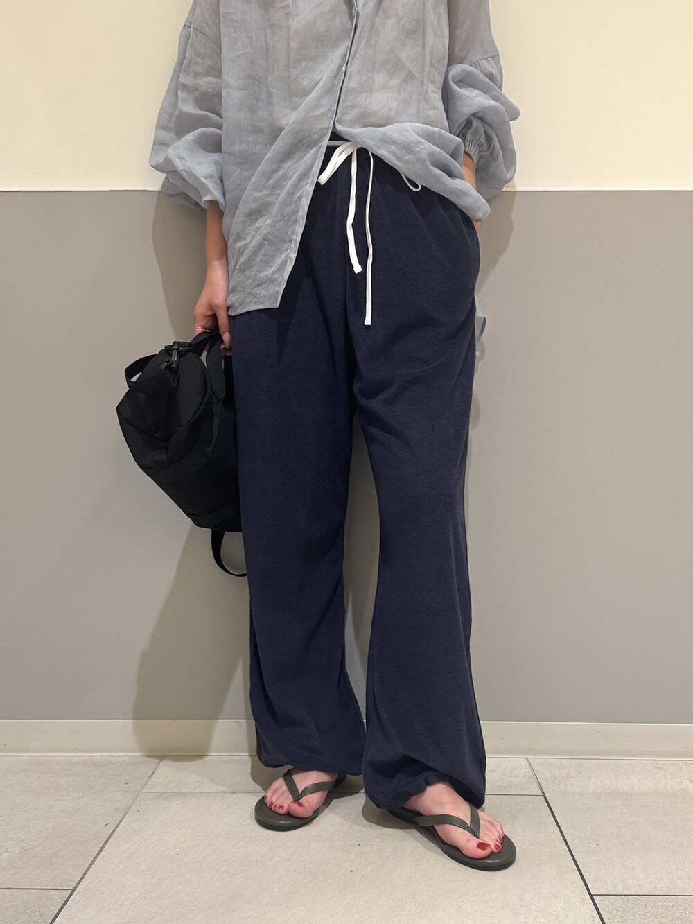 ブルー系のその他パンツ、ブルー系のシャツ/ブラウス、ベージュ系のTシャツ/カットソーを着用したレディースの夏コーディネートの5枚目の写真