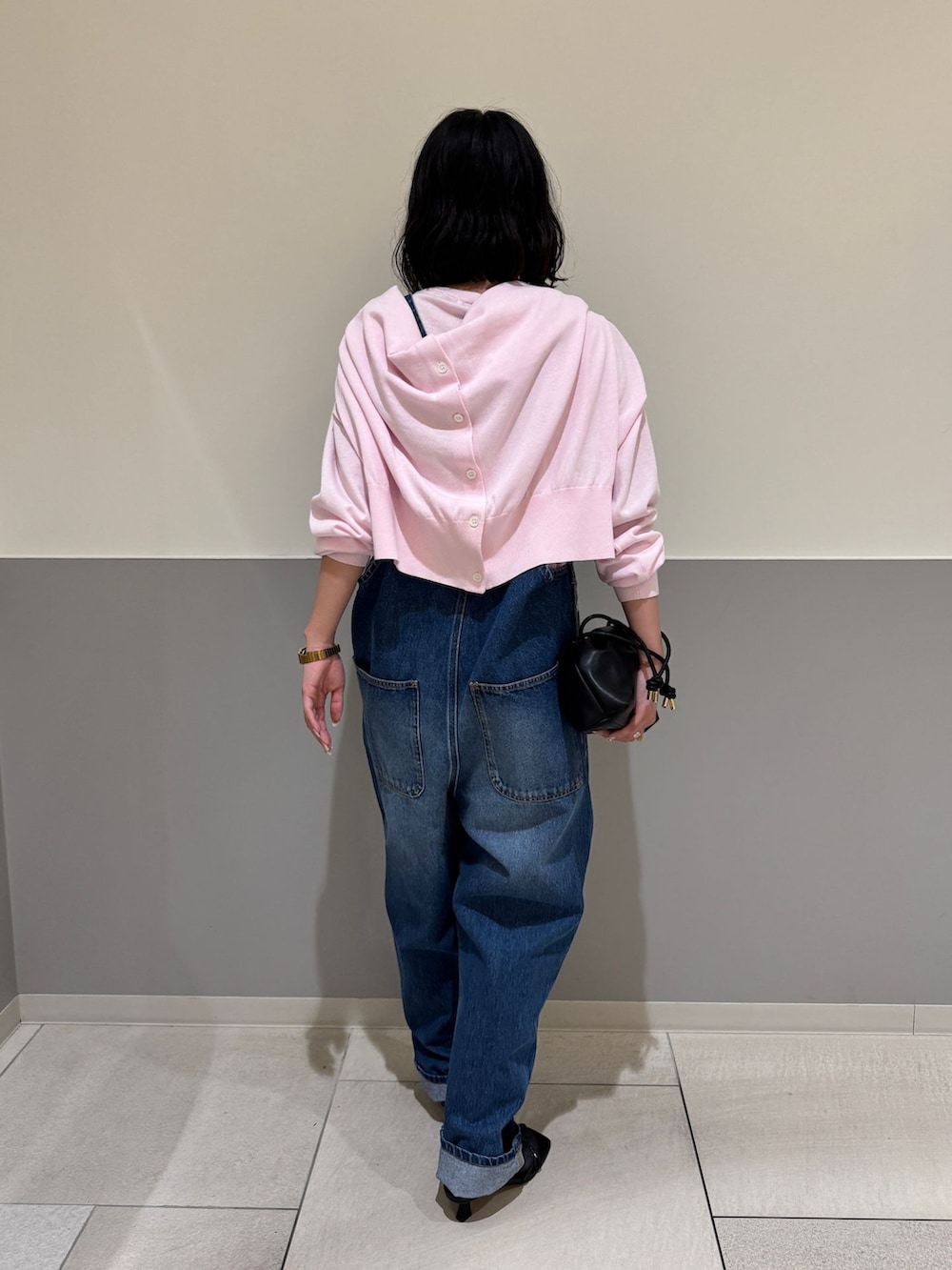 ブルー系のサロペット/オーバーオール、ピンク系のカーディガン/ボレロ、ピンク系のニット/セーターを着用したレディースの春コーディネートの3枚目の写真