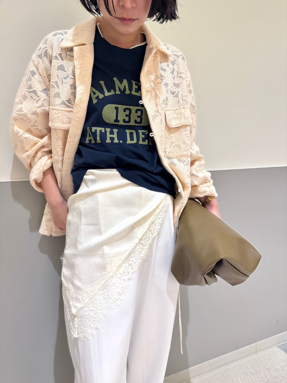 ホワイト系のスラックス、ホワイト系のシャツ/ブラウス、ブルー系のTシャツ/カットソーを着用したレディースの春コーディネートの4枚目の写真