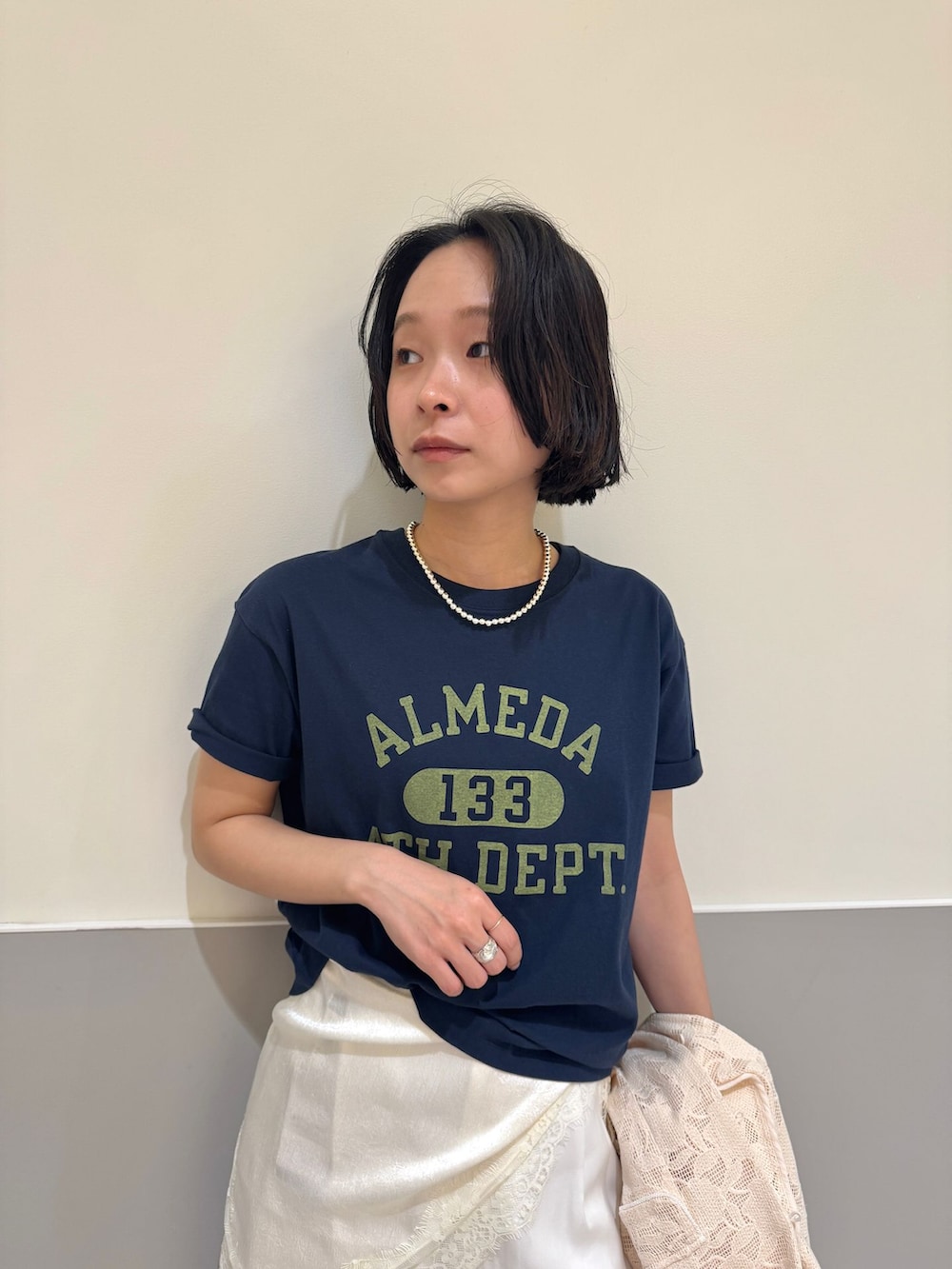 ホワイト系のスラックス、ホワイト系のシャツ/ブラウス、ブルー系のTシャツ/カットソーを着用したレディースの春コーディネートの6枚目の写真