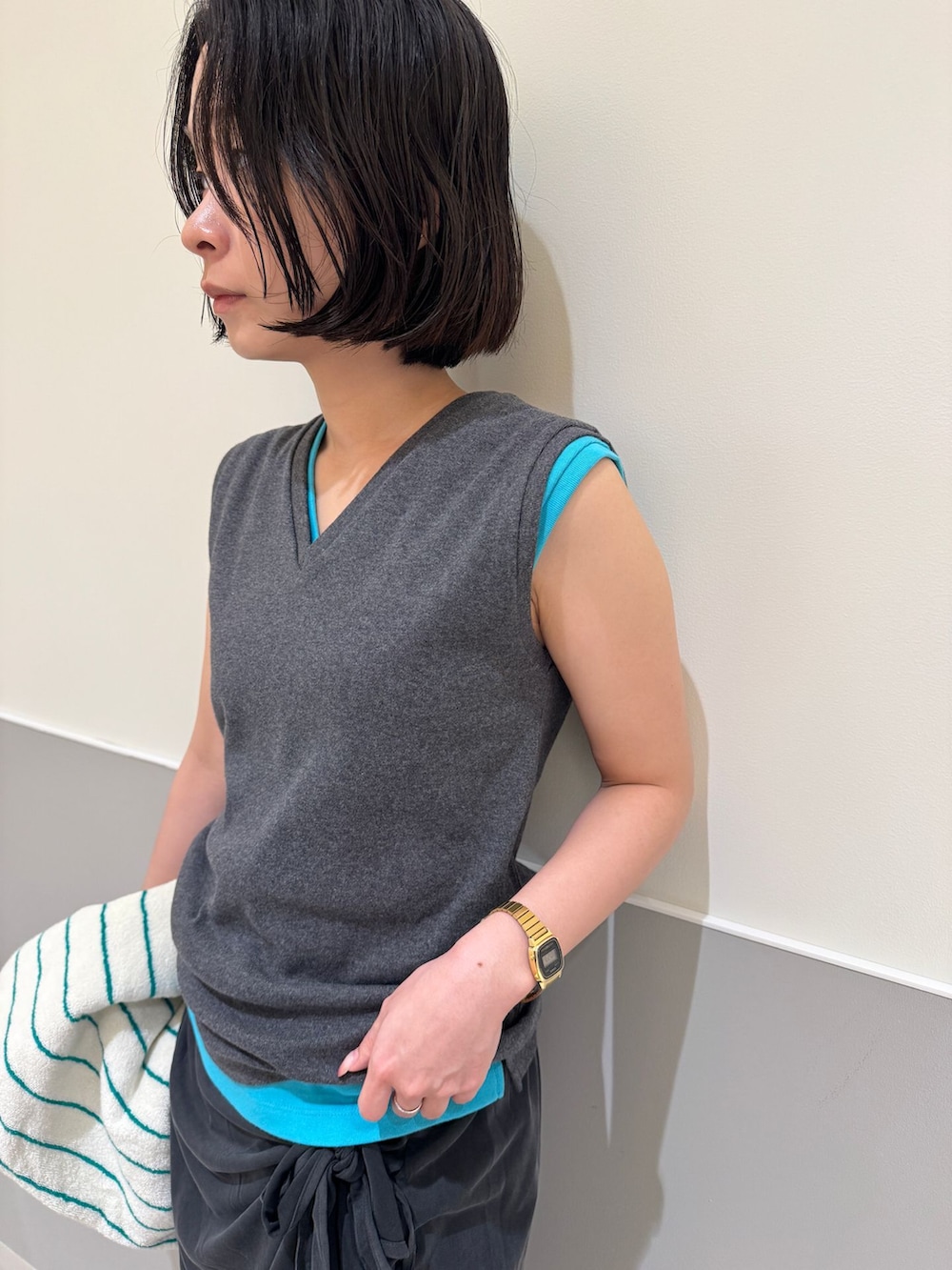グレー系のスカート、グレー系のTシャツ/カットソー、ブルー系のTシャツ/カットソーを着用したレディースの春コーディネートの4枚目の写真