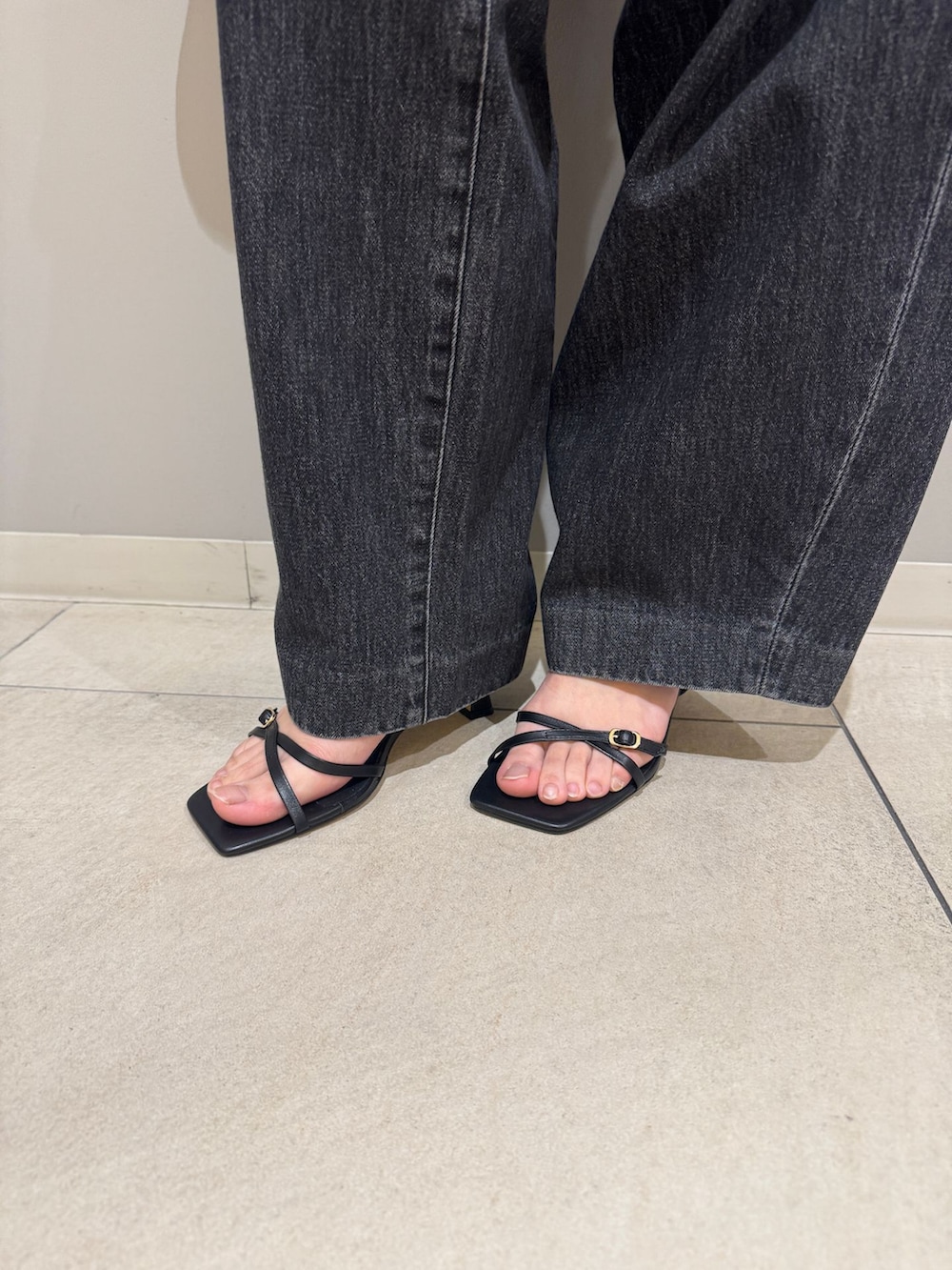 ブラック系のデニムパンツ、ホワイト系のシャツ/ブラウス、ピンク系のかごバッグを着用したレディースの夏コーディネートの6枚目の写真