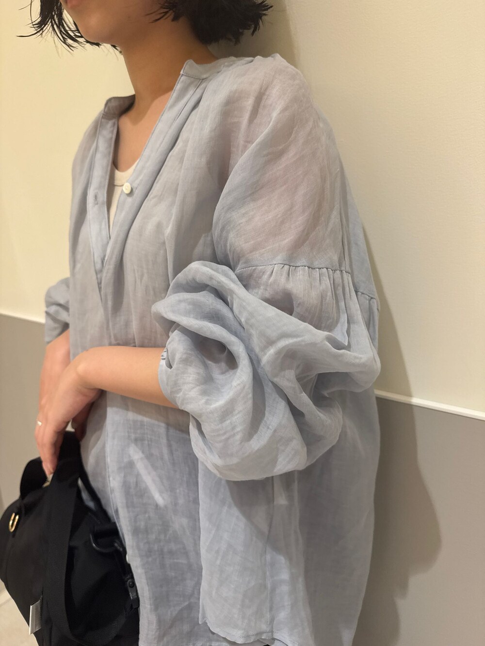 ブルー系のその他パンツ、ブルー系のシャツ/ブラウス、ベージュ系のTシャツ/カットソーを着用したレディースの夏コーディネートの4枚目の写真