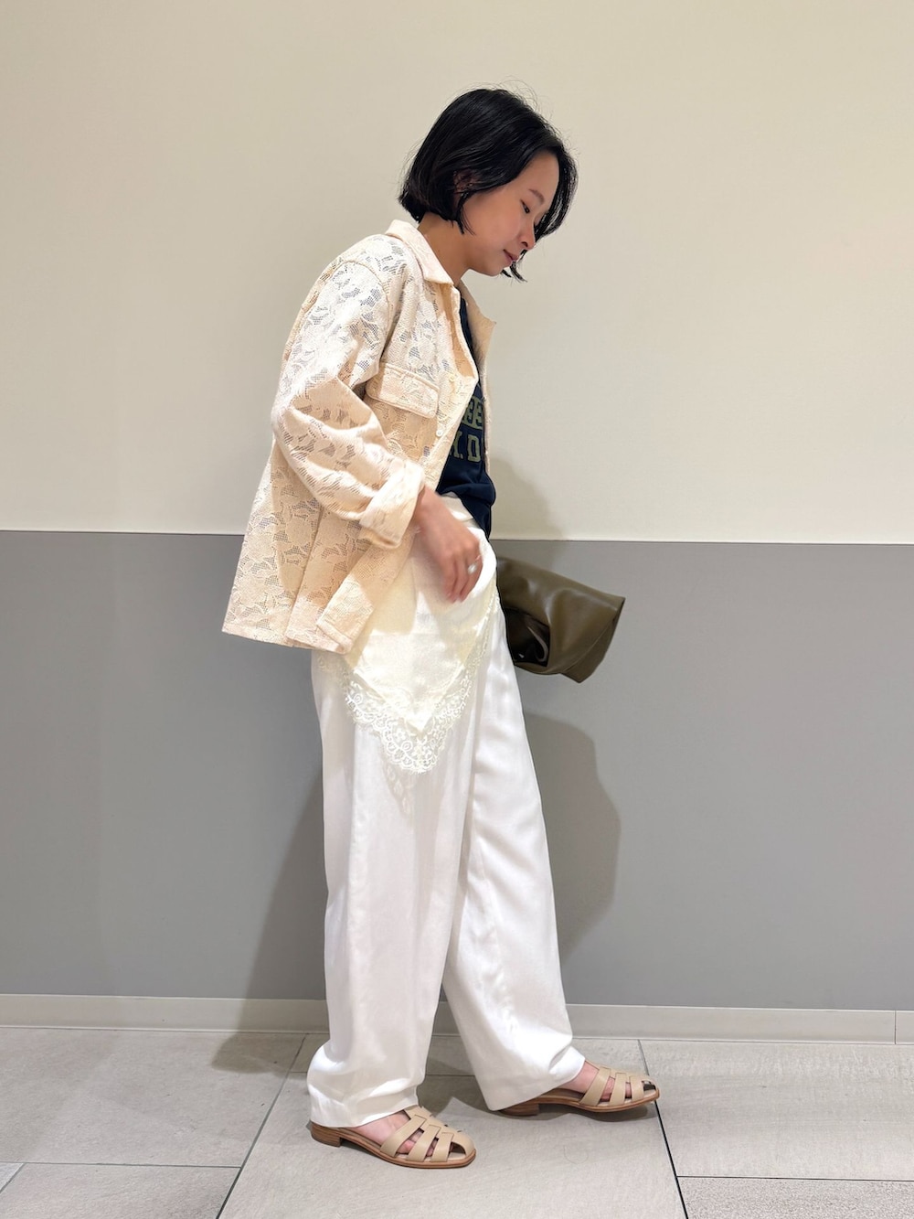 ホワイト系のスラックス、ホワイト系のシャツ/ブラウス、ブルー系のTシャツ/カットソーを着用したレディースの春コーディネートの2枚目の写真