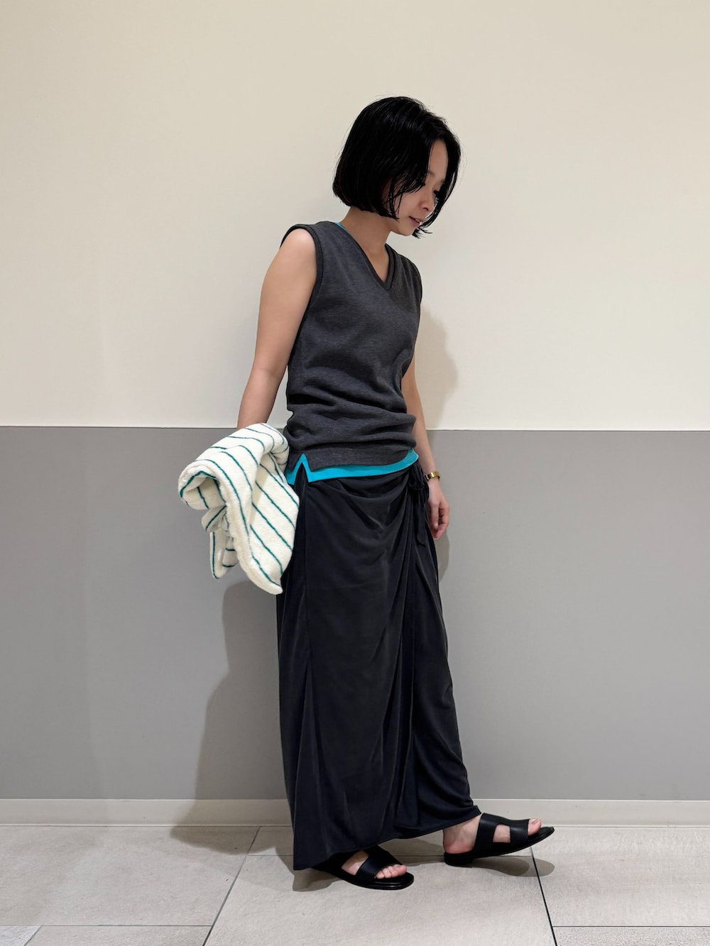 グレー系のスカート、グレー系のTシャツ/カットソー、ブルー系のTシャツ/カットソーを着用したレディースの春コーディネートの2枚目の写真