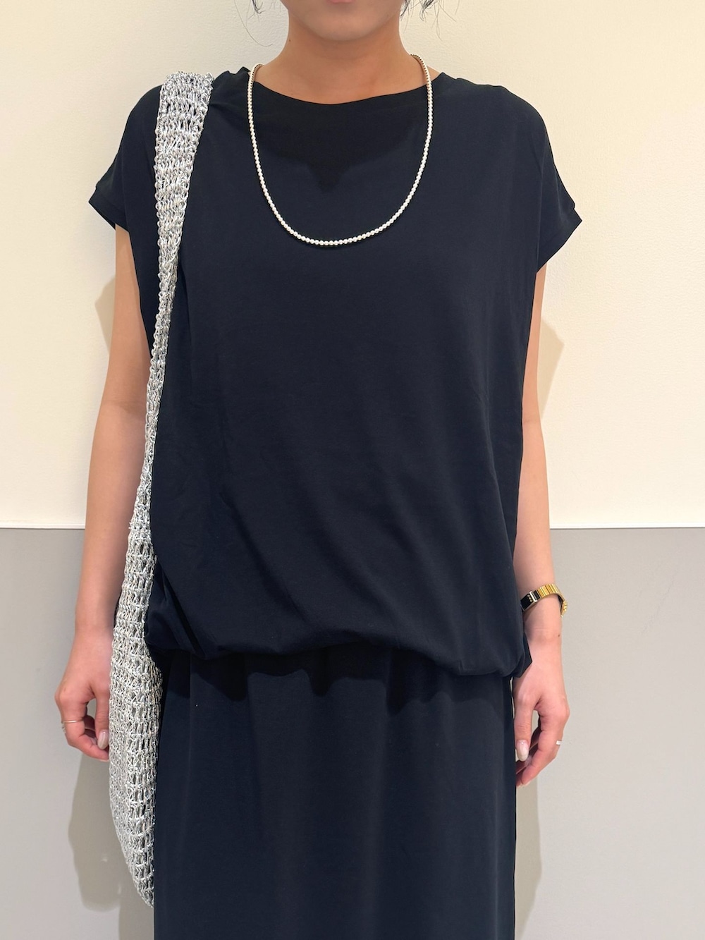 ブラック系のTシャツ/カットソー、シルバー系のショルダーバッグ、ブラック系のサンダルを着用したレディースの夏コーディネートの4枚目の写真