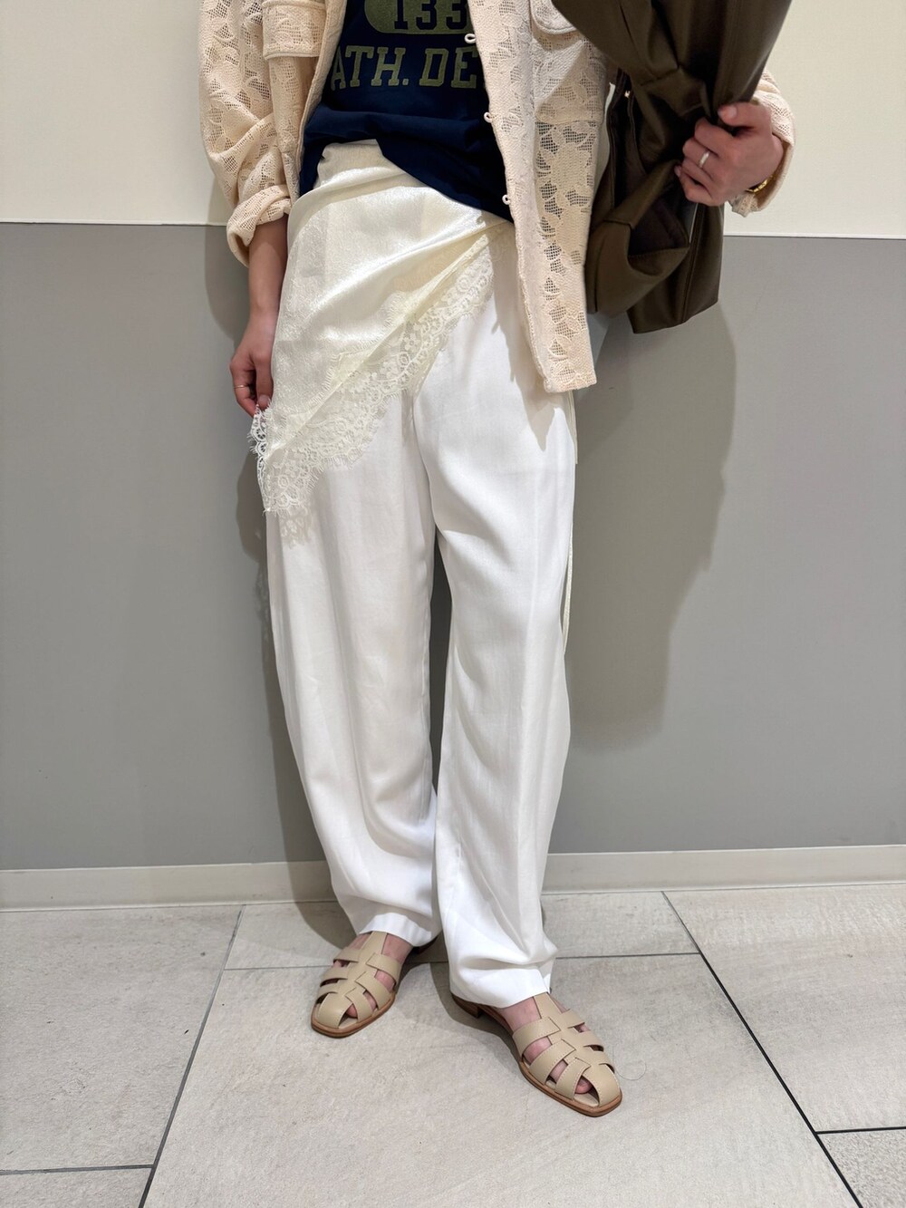 ホワイト系のスラックス、ホワイト系のシャツ/ブラウス、ブルー系のTシャツ/カットソーを着用したレディースの春コーディネートの5枚目の写真