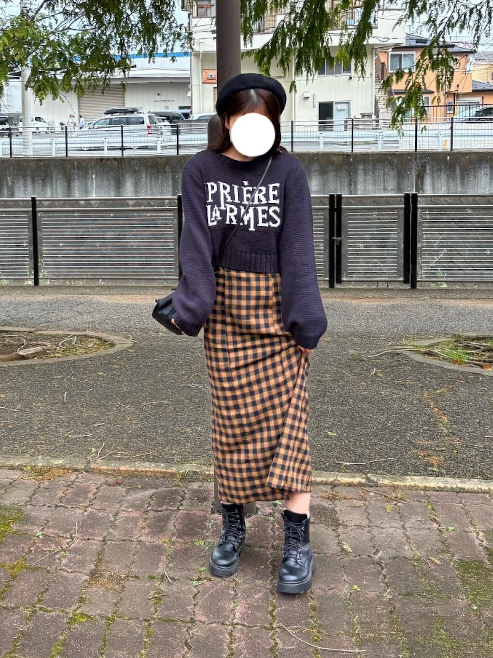 イエロー系のワンピース、ブルー系のニット/セーター、ブラック系のブーツを着用したレディースの秋コーディネートの2枚目の写真