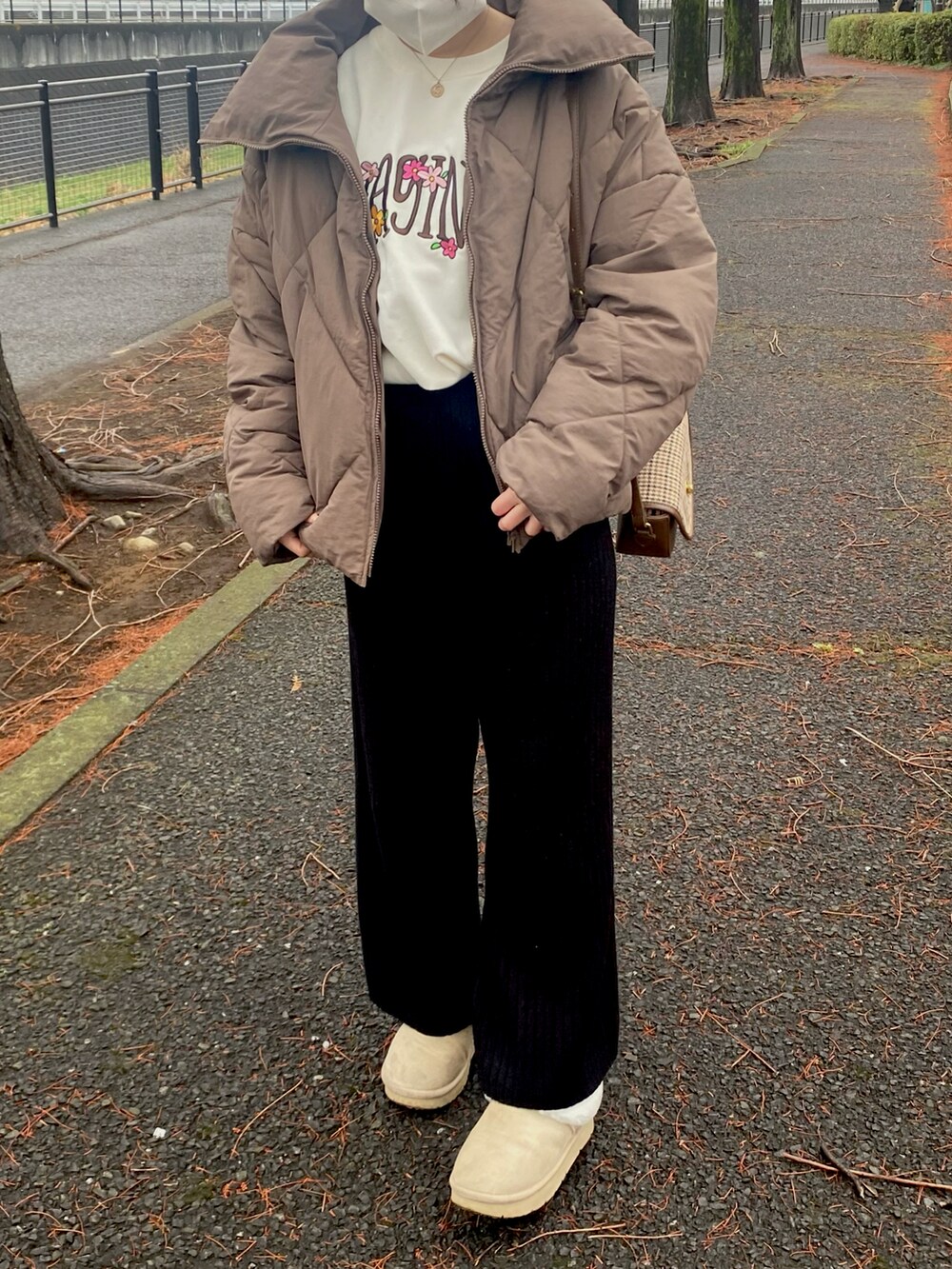 ブラウン系のダウンジャケット/コート、ブラウン系のショルダーバッグ、ブラック系のその他パンツを着用したレディースの冬コーディネートの2枚目の写真