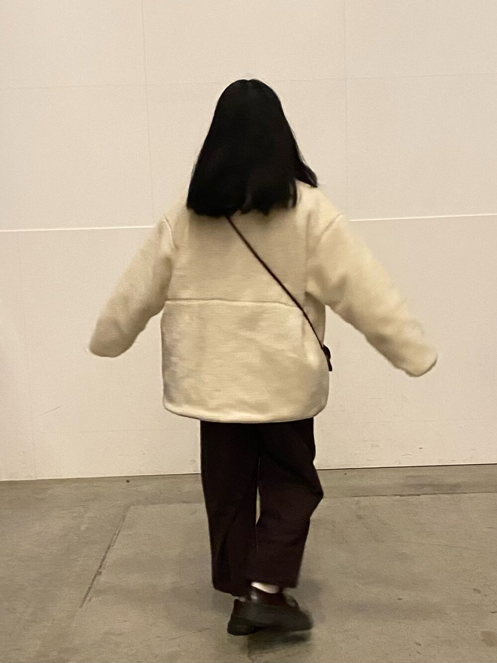 ホワイト系のジャケット/アウター、ブラウン系のショルダーバッグ、ブラウン系のサロペット/オーバーオールを着用したレディースの冬コーディネートの2枚目の写真