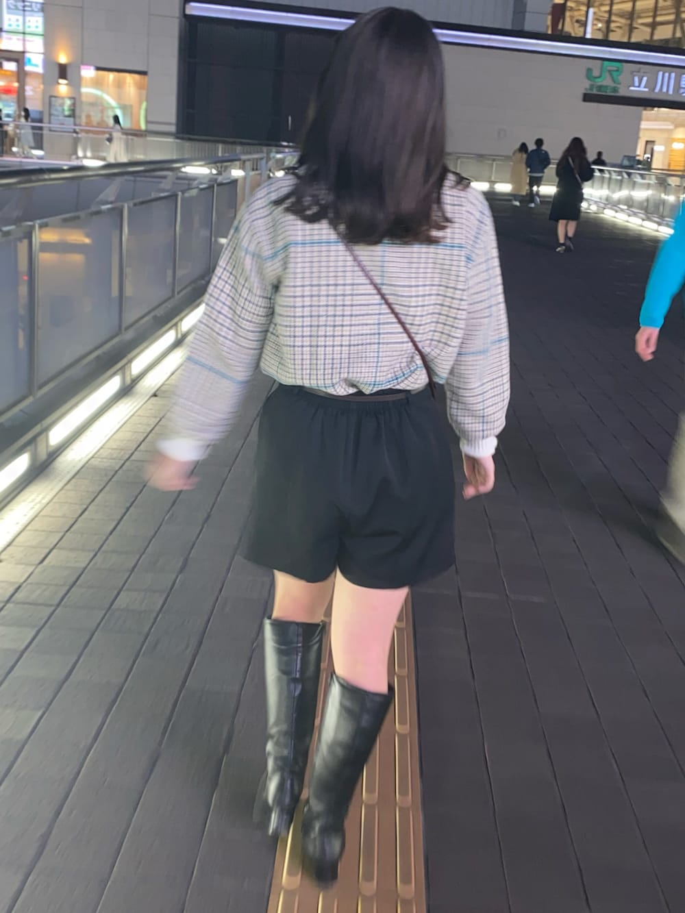 ホワイト系のニット/セーター、ブラック系のその他パンツ、ブラック系のブーツを着用したレディースの春コーディネートの2枚目の写真