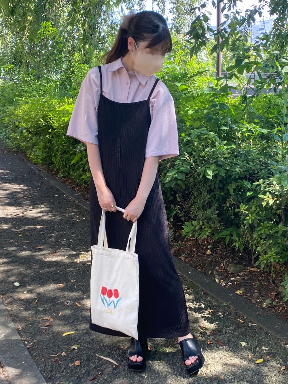 ピンク系のシャツ/ブラウス、ブラック系のワンピース、ブラック系のサンダルを着用したレディースの夏コーディネートの2枚目の写真