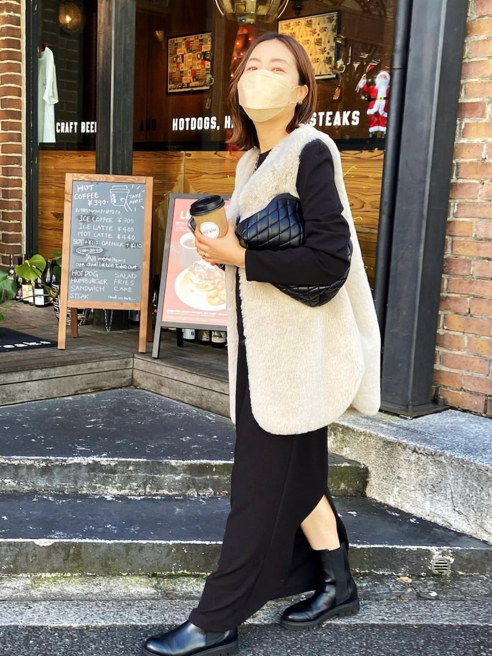 「服とコスメでなりたい自分に、クリスマスに着たい服、冬、大人女子、秋冬コーデ、シンプルスタイル、きれいめカジュアル、キレイめコーデ、お洒落さんとつながりたい、お出かけコーデ、オトナカジュアル、ファーベスト、RIVEDROITE、リブドロワ」｜「RIVE DROITEの今年らしいスタイリングにぴったり/エコファーリバーシブルベスト（ベスト、ホワイト系）」を使った、AIさん（骨格ナチュラル・レディース・160cm）の冬コーディネートの3枚目の写真