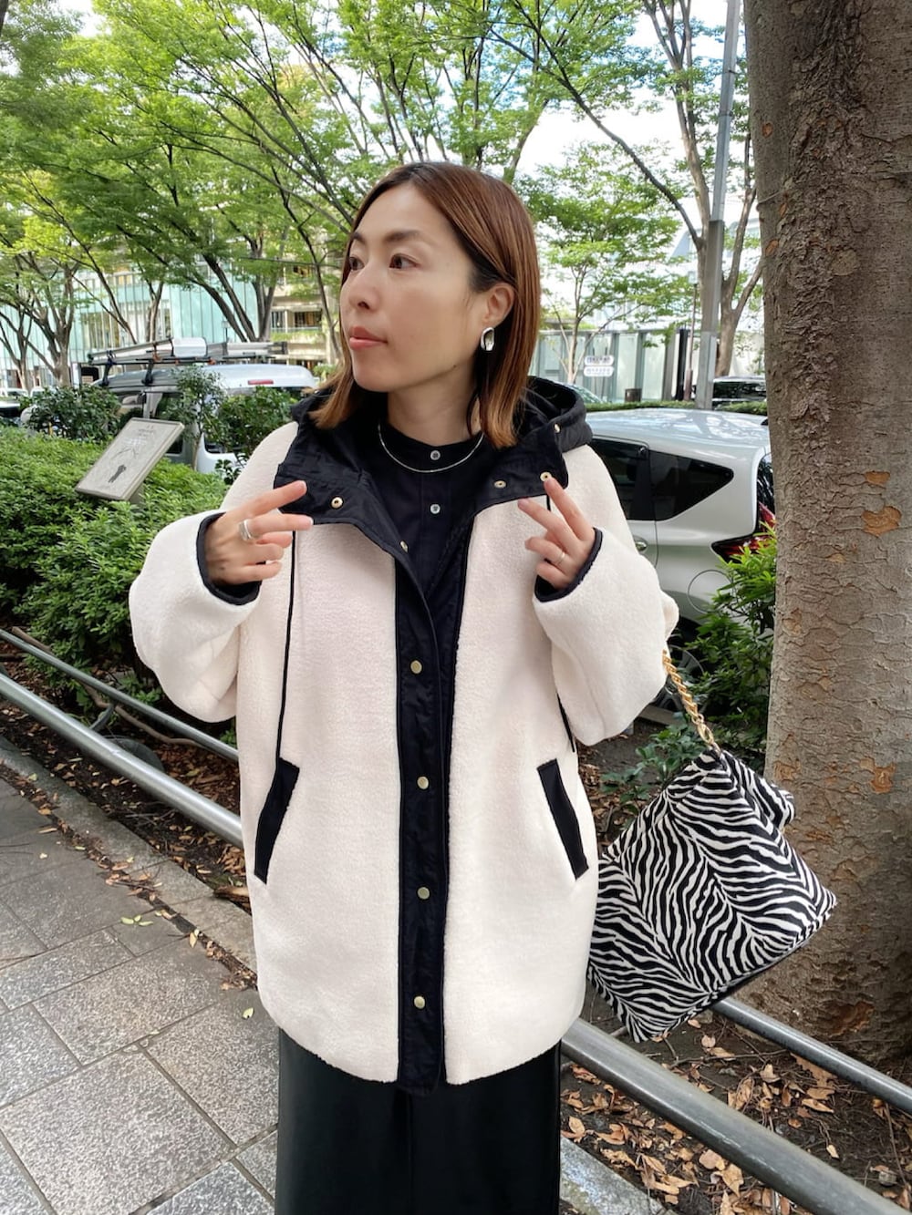 「秋冬コーデ、シンプルコーデ、お出かけコーデ、ゆるコーデ、オトナカワイイ、大人カジュアル、スカート、ボア、ボアコート、ショートブーツ」｜「RIVE DROITEのラフな抜け感を演出/フードボアコート（その他アウター、ホワイト系）」を使った、AIさん（骨格ナチュラル・レディース・160cm）の秋コーディネートの4枚目の写真