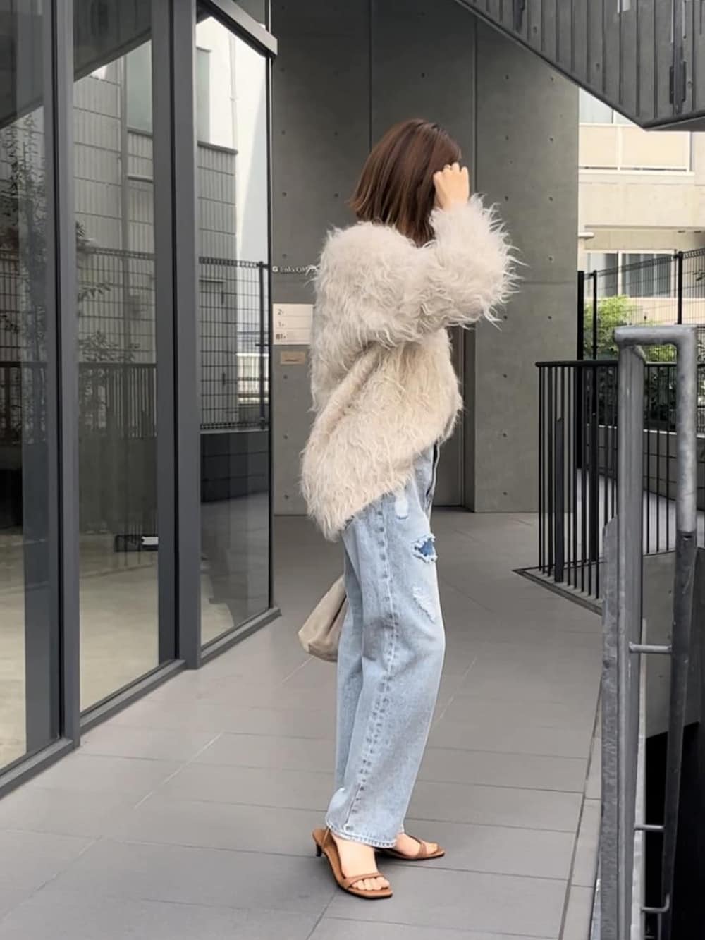「大人カジュアル、初秋コーデ、オトナ女子、パンツスタイル、ラクチンコーデ、シンプルスタイル、カジュアル、秋先取りコーデ、ゆるコーデ、秋のコーデ」｜「RIVE DROITEのシャギーVネックニット（ニット/セーター、ベージュ系）」を使った、AIさん（骨格ナチュラル・レディース・160cm）の夏コーディネートの2枚目の写真