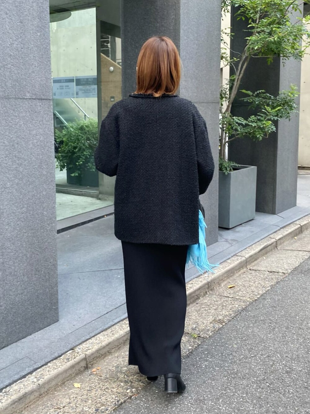 「カジュアルコーデ、大人コーデ、ニットコーデ、スカートスタイル、きれいめカジュアル、ブーツスタイル、ボーダートップス、ツイードジャケット、ツイード」｜「RIVE DROITEの定番スタイルには欠かせない！/パネルボーダーニット（ニット/セーター、ホワイト系）」を使った、AIさん（骨格ナチュラル・レディース・160cm）の秋コーディネートの3枚目の写真