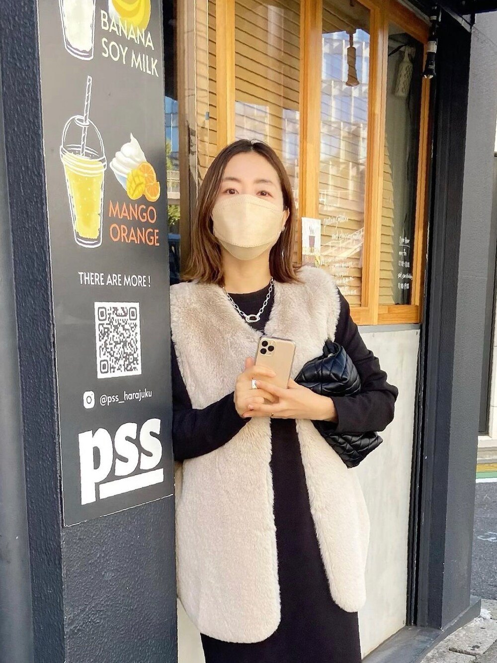 「服とコスメでなりたい自分に、クリスマスに着たい服、冬、大人女子、秋冬コーデ、シンプルスタイル、きれいめカジュアル、キレイめコーデ、お洒落さんとつながりたい、お出かけコーデ、オトナカジュアル、ファーベスト、RIVEDROITE、リブドロワ」｜「RIVE DROITEの今年らしいスタイリングにぴったり/エコファーリバーシブルベスト（ベスト、ホワイト系）」を使った、AIさん（骨格ナチュラル・レディース・160cm）の冬コーディネートの2枚目の写真