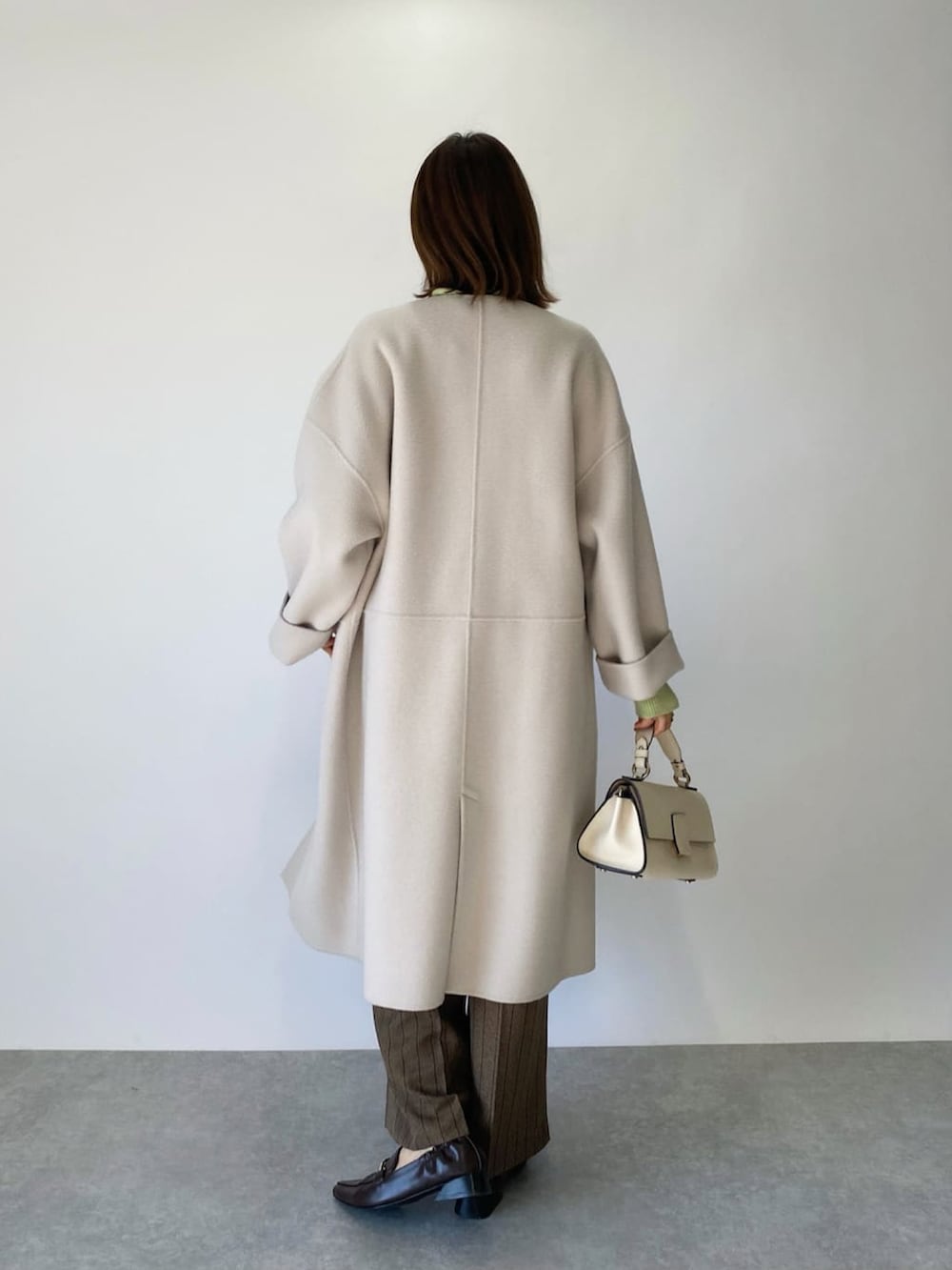 「服とコスメでなりたい自分に、冬コーデ、オトナ女子、カジュアルコーデ、シンプルコーデ、今日のコーデ、モノトーン、大人コーデ、ピスタチオ、ニット、ラフ、コート、ウールコート、ベージュコート」｜「RIVE DROITEのクリアな着映えカラーが魅力/ウール混ラグランボトルネックKN（ニット/セーター、グリーン系）」を使った、AIさん（骨格ナチュラル・レディース・160cm）の冬コーディネートの3枚目の写真