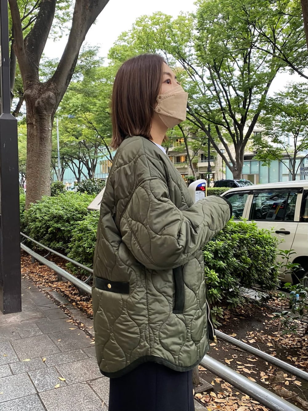 「WEARハロウィン2022、秋冬、お出かけコーデ、キレイめコーデ、オトナカジュアル、ブーツ、キルティングコート、キルティング、サイドゴアブーツ」｜「RIVE DROITEの大人のこなれ感が叶う/キルティングミドルコート（ブルゾン、グリーン系）」を使った、AIさん（骨格ナチュラル・レディース・160cm）の秋コーディネートの4枚目の写真