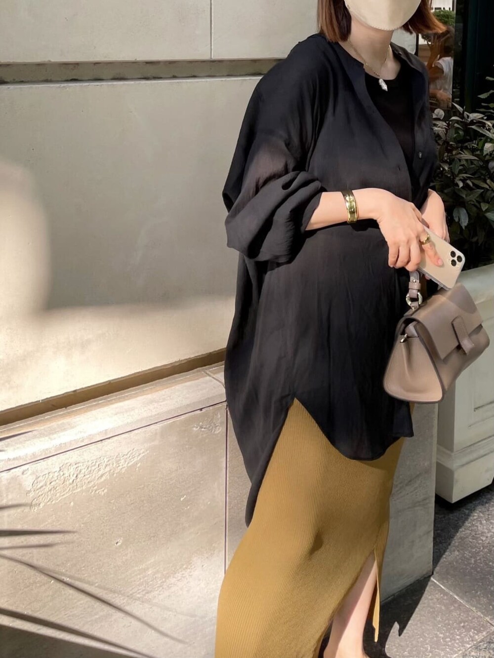 ブラック系のシャツ/ブラウス、ブラック系のタンクトップを着用したレディースの秋コーディネートの3枚目の写真