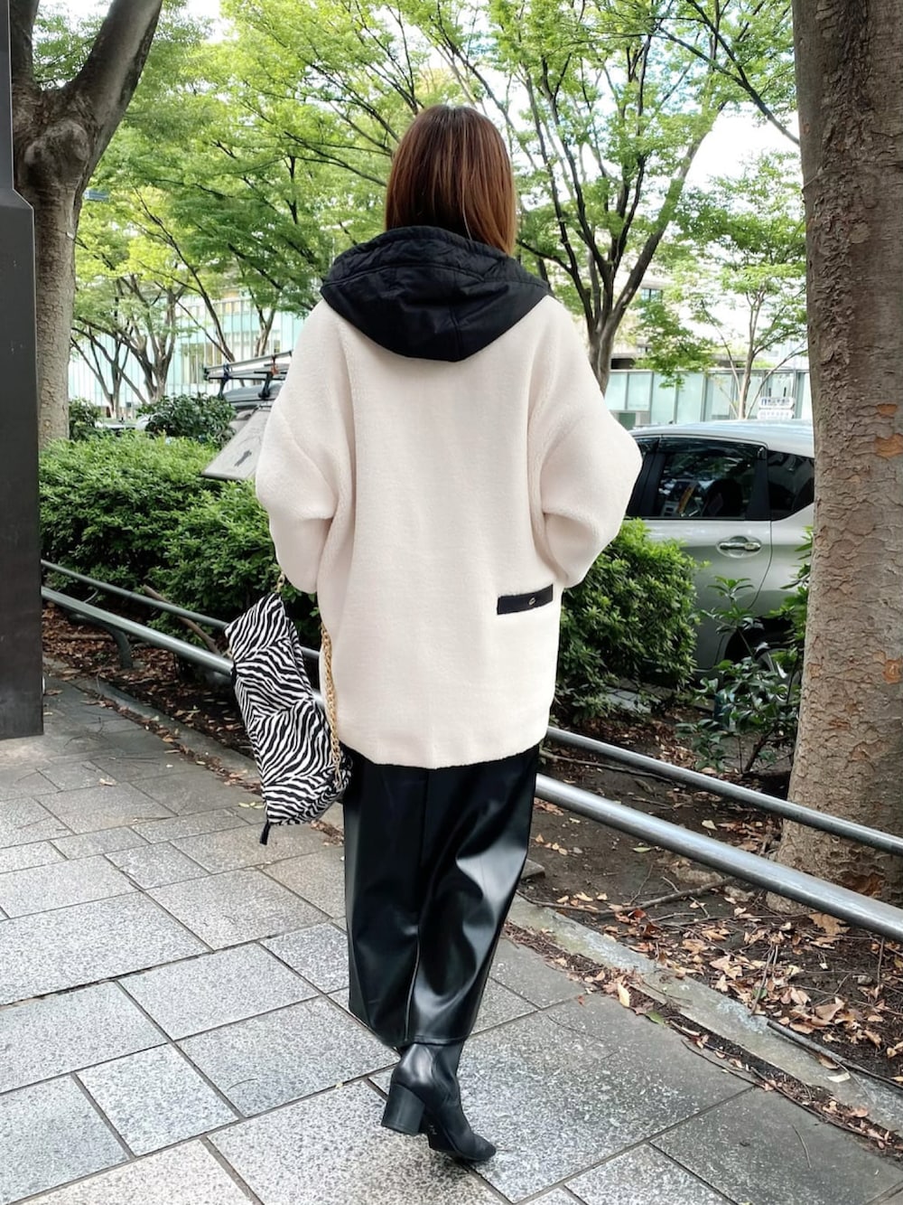 「秋冬コーデ、シンプルコーデ、お出かけコーデ、ゆるコーデ、オトナカワイイ、大人カジュアル、スカート、ボア、ボアコート、ショートブーツ」｜「RIVE DROITEのラフな抜け感を演出/フードボアコート（その他アウター、ホワイト系）」を使った、AIさん（骨格ナチュラル・レディース・160cm）の秋コーディネートの3枚目の写真
