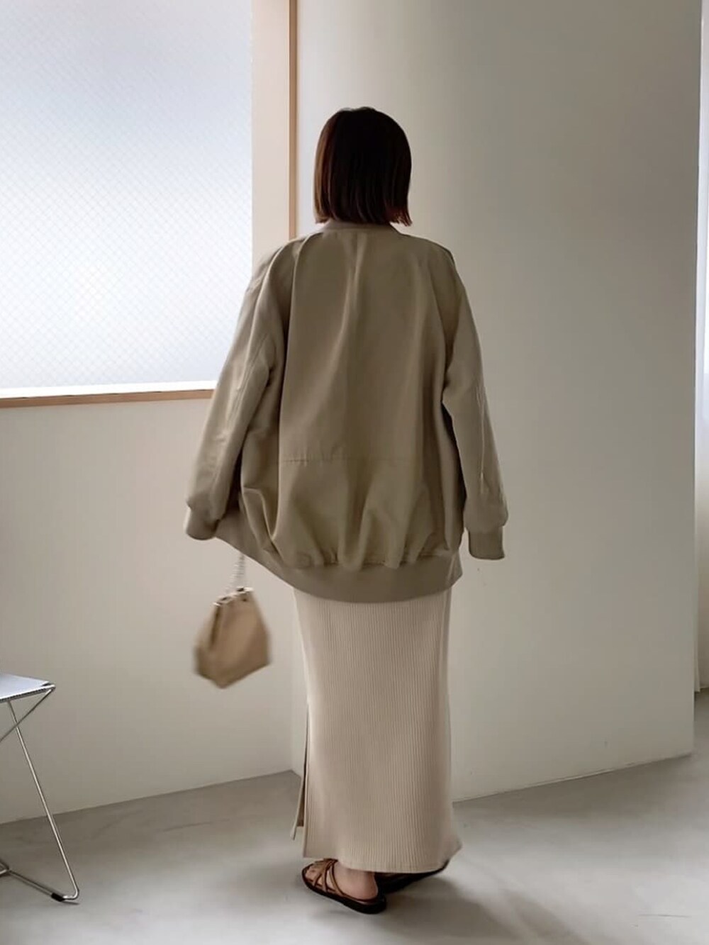 「お出かけコーデ、秋のコーデ、オトナ女子、楽チンコーデ、キレイめカジュアル、着回しコーデ、MA-1、ベージュコーデ、ワンピース、ワンピース×スニーカー、ワンピーススタイル」｜「RIVE DROITEのMA-1（MA-1、ベージュ系）」を使った、AIさん（骨格ナチュラル・レディース・160cm）の夏コーディネートの3枚目の写真