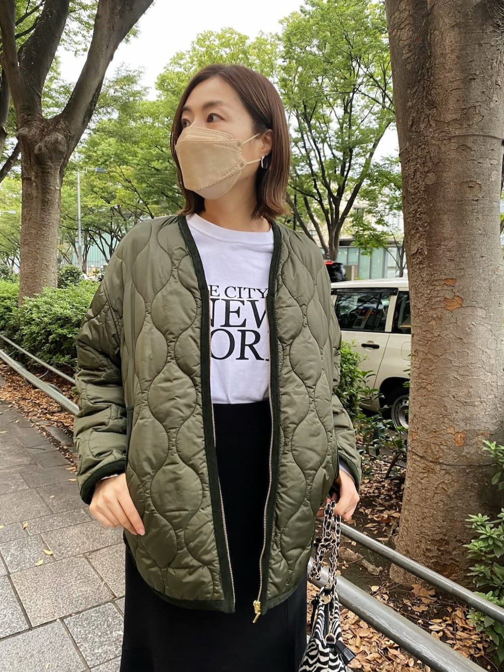 「WEARハロウィン2022、秋冬、お出かけコーデ、キレイめコーデ、オトナカジュアル、ブーツ、キルティングコート、キルティング、サイドゴアブーツ」｜「RIVE DROITEの大人のこなれ感が叶う/キルティングミドルコート（ブルゾン、グリーン系）」を使った、AIさん（骨格ナチュラル・レディース・160cm）の秋コーディネートの3枚目の写真