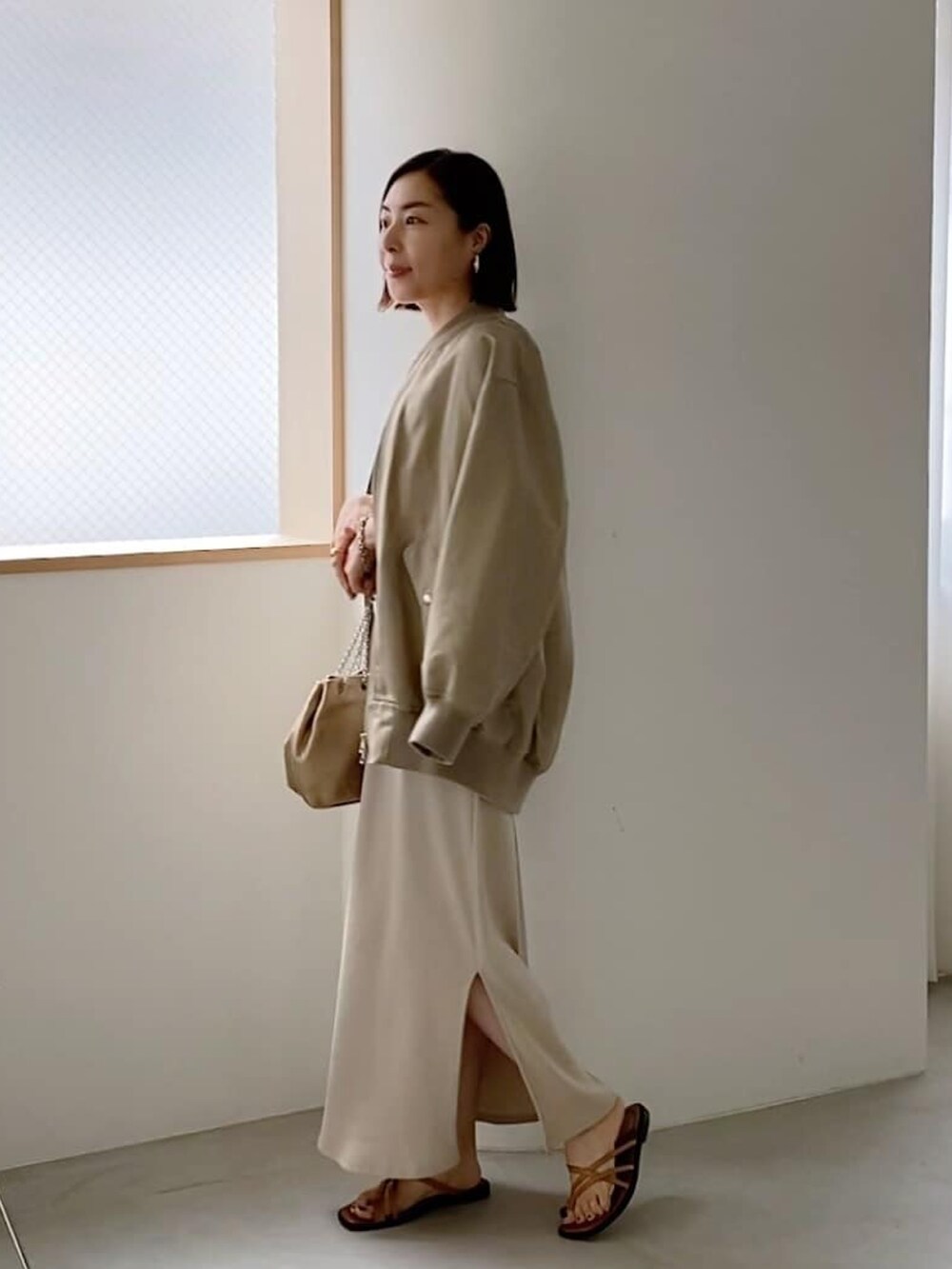 「お出かけコーデ、秋のコーデ、オトナ女子、楽チンコーデ、キレイめカジュアル、着回しコーデ、MA-1、ベージュコーデ、ワンピース、ワンピース×スニーカー、ワンピーススタイル」｜「RIVE DROITEのMA-1（MA-1、ベージュ系）」を使った、AIさん（骨格ナチュラル・レディース・160cm）の夏コーディネートの2枚目の写真