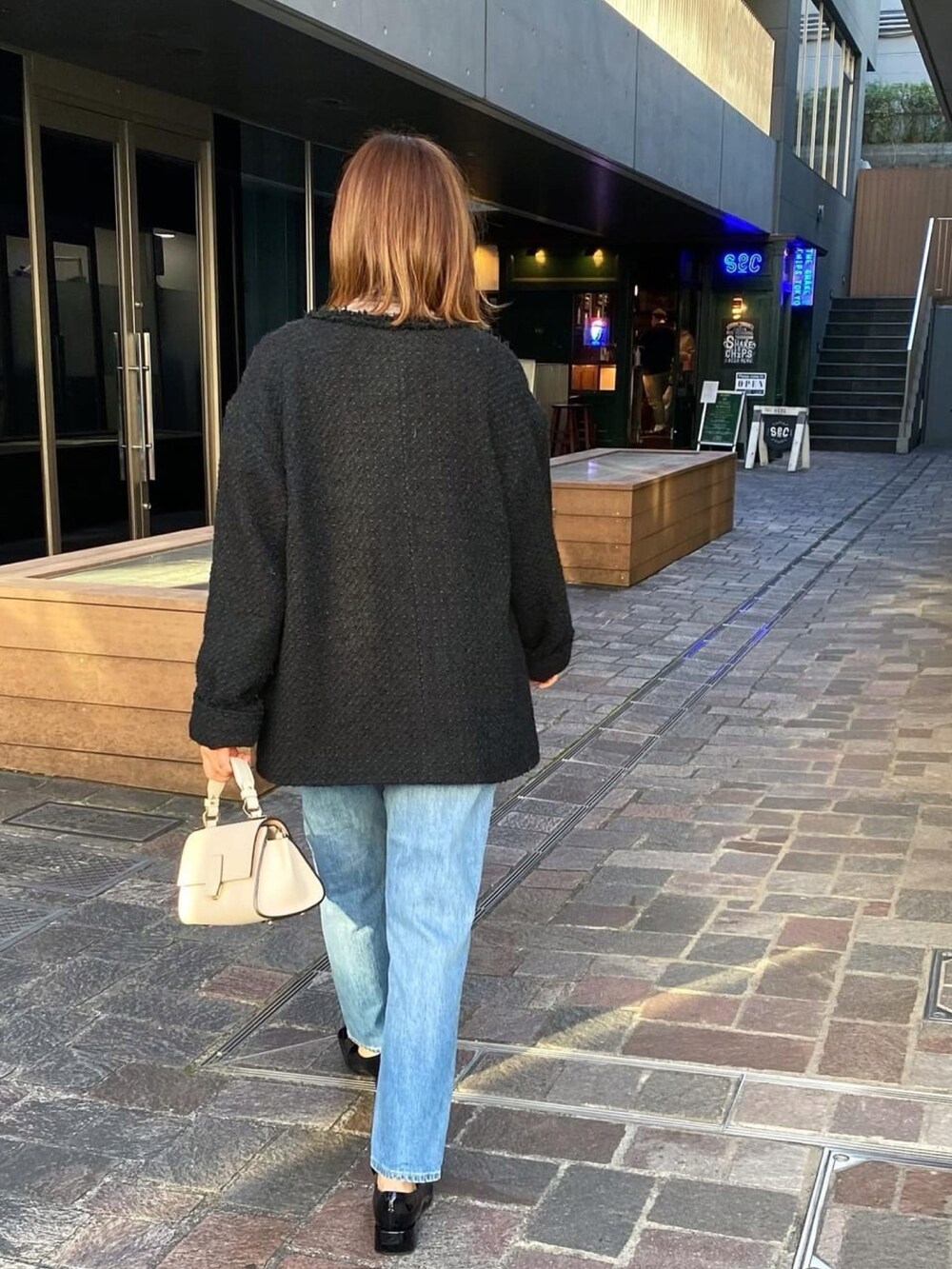 「秋冬コーデ、シンプルコーデ、お出かけコーデ、ゆるコーデ、オトナカワイイ、大人カジュアル、大人コーデ、パンツコーデ、ツイード、ツイードジャケット、デニム、ローファー、タートルネック、未来のWEARISTAプロジェクト」｜「RIVE DROITEの今季大注目のジャケット！/ツイードフリンジジャケット（ノーカラージャケット、ブラック系）」を使った、AIさん（骨格ナチュラル・レディース・160cm）の冬コーディネートの5枚目の写真