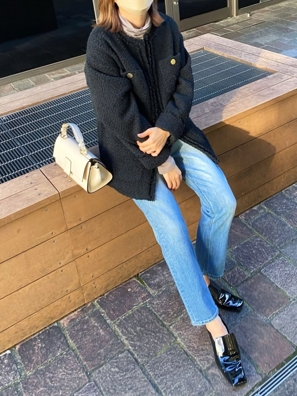 「秋冬コーデ、シンプルコーデ、お出かけコーデ、ゆるコーデ、オトナカワイイ、大人カジュアル、大人コーデ、パンツコーデ、ツイード、ツイードジャケット、デニム、ローファー、タートルネック、未来のWEARISTAプロジェクト」｜「RIVE DROITEの今季大注目のジャケット！/ツイードフリンジジャケット（ノーカラージャケット、ブラック系）」を使った、AIさん（骨格ナチュラル・レディース・160cm）の冬コーディネートの3枚目の写真