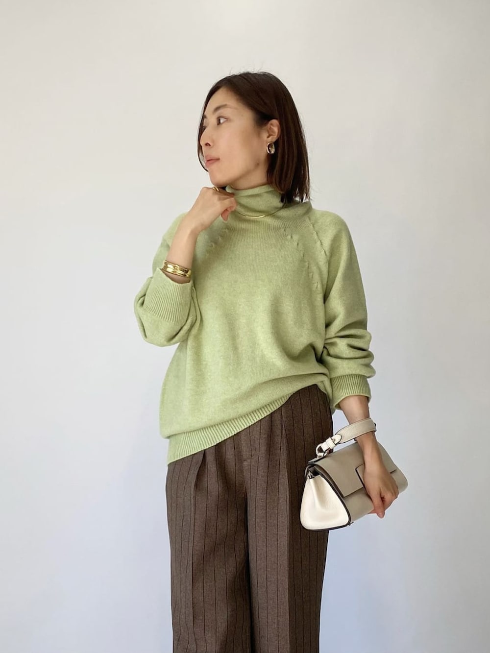 「服とコスメでなりたい自分に、冬コーデ、オトナ女子、カジュアルコーデ、シンプルコーデ、今日のコーデ、モノトーン、大人コーデ、ピスタチオ、ニット、ラフ、コート、ウールコート、ベージュコート」｜「RIVE DROITEのクリアな着映えカラーが魅力/ウール混ラグランボトルネックKN（ニット/セーター、グリーン系）」を使った、AIさん（骨格ナチュラル・レディース・160cm）の冬コーディネートの4枚目の写真