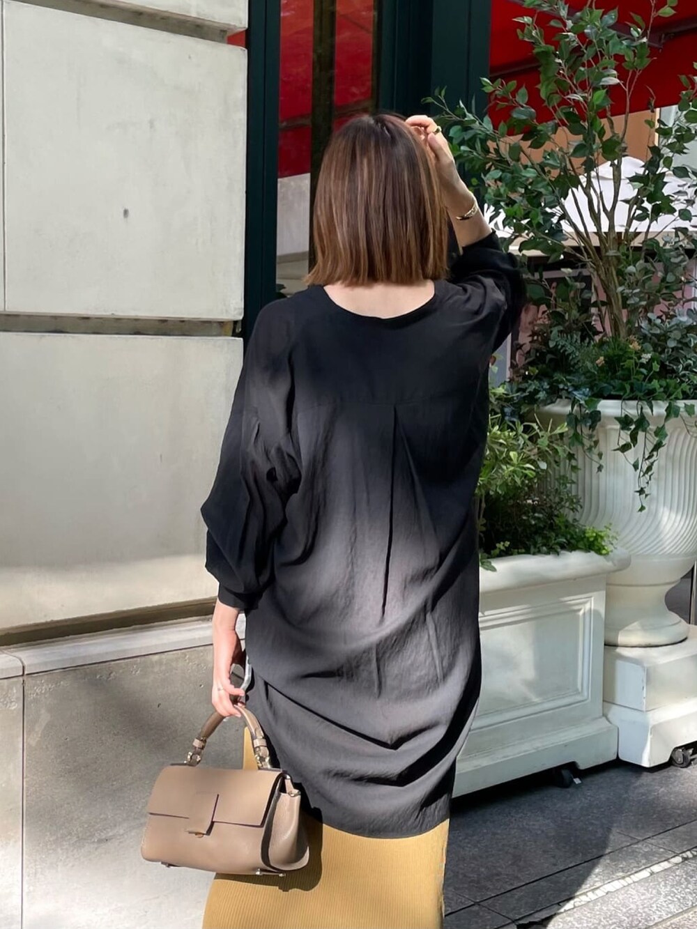 ブラック系のシャツ/ブラウス、ブラック系のタンクトップを着用したレディースの秋コーディネートの4枚目の写真