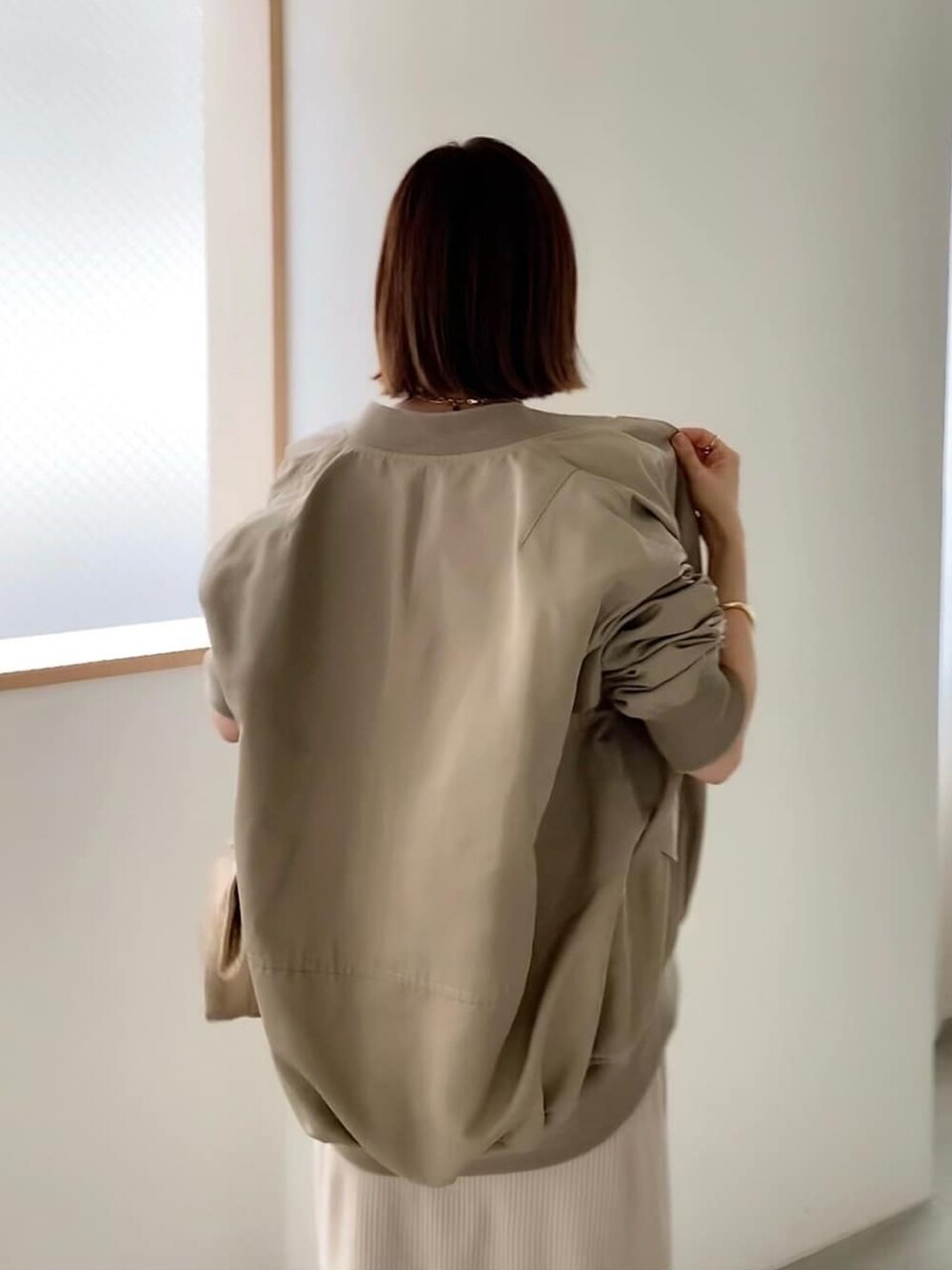 「お出かけコーデ、秋のコーデ、オトナ女子、楽チンコーデ、キレイめカジュアル、着回しコーデ、MA-1、ベージュコーデ、ワンピース、ワンピース×スニーカー、ワンピーススタイル」｜「RIVE DROITEのMA-1（MA-1、ベージュ系）」を使った、AIさん（骨格ナチュラル・レディース・160cm）の夏コーディネートの5枚目の写真