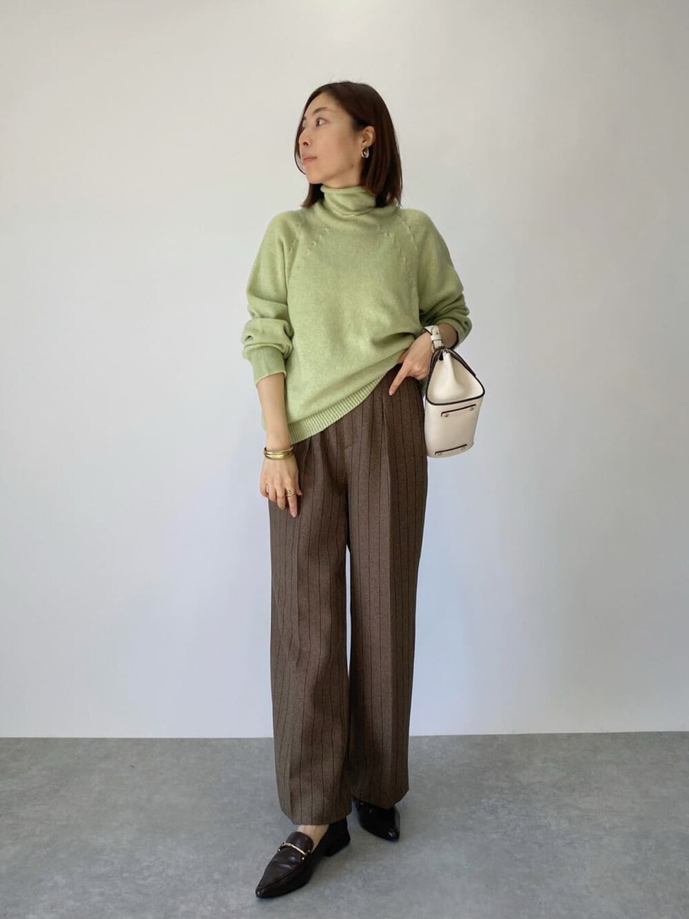 「服とコスメでなりたい自分に、冬コーデ、オトナ女子、カジュアルコーデ、シンプルコーデ、今日のコーデ、モノトーン、大人コーデ、ピスタチオ、ニット、ラフ、コート、ウールコート、ベージュコート」｜「RIVE DROITEのクリアな着映えカラーが魅力/ウール混ラグランボトルネックKN（ニット/セーター、グリーン系）」を使った、AIさん（骨格ナチュラル・レディース・160cm）の冬コーディネートの5枚目の写真