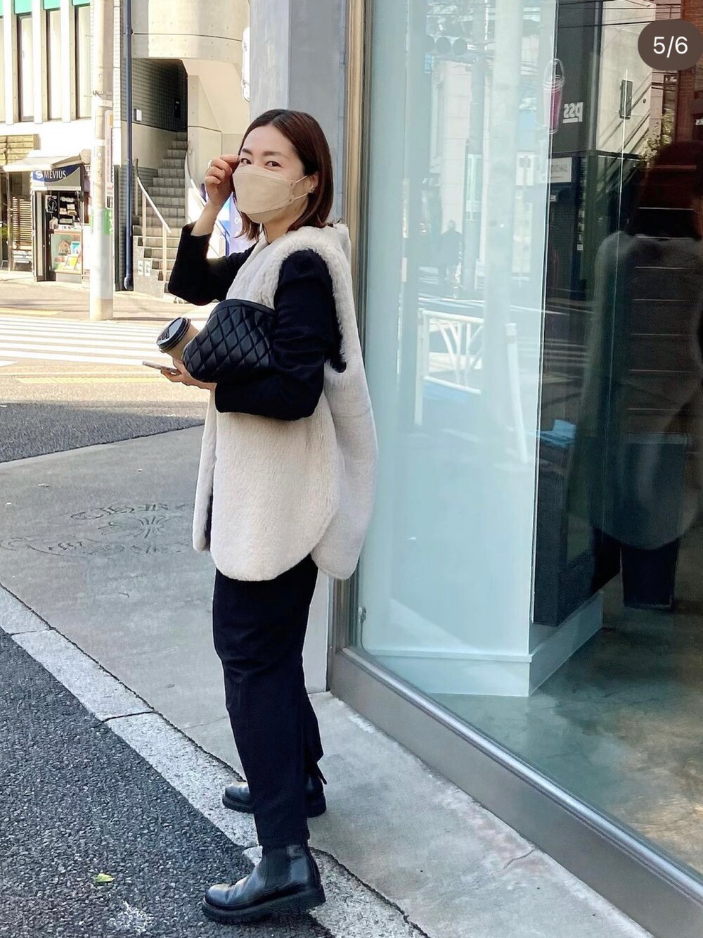 「服とコスメでなりたい自分に、クリスマスに着たい服、冬、大人女子、秋冬コーデ、シンプルスタイル、きれいめカジュアル、キレイめコーデ、お洒落さんとつながりたい、お出かけコーデ、オトナカジュアル、ファーベスト、RIVEDROITE、リブドロワ」｜「RIVE DROITEの今年らしいスタイリングにぴったり/エコファーリバーシブルベスト（ベスト、ホワイト系）」を使った、AIさん（骨格ナチュラル・レディース・160cm）の冬コーディネートの4枚目の写真