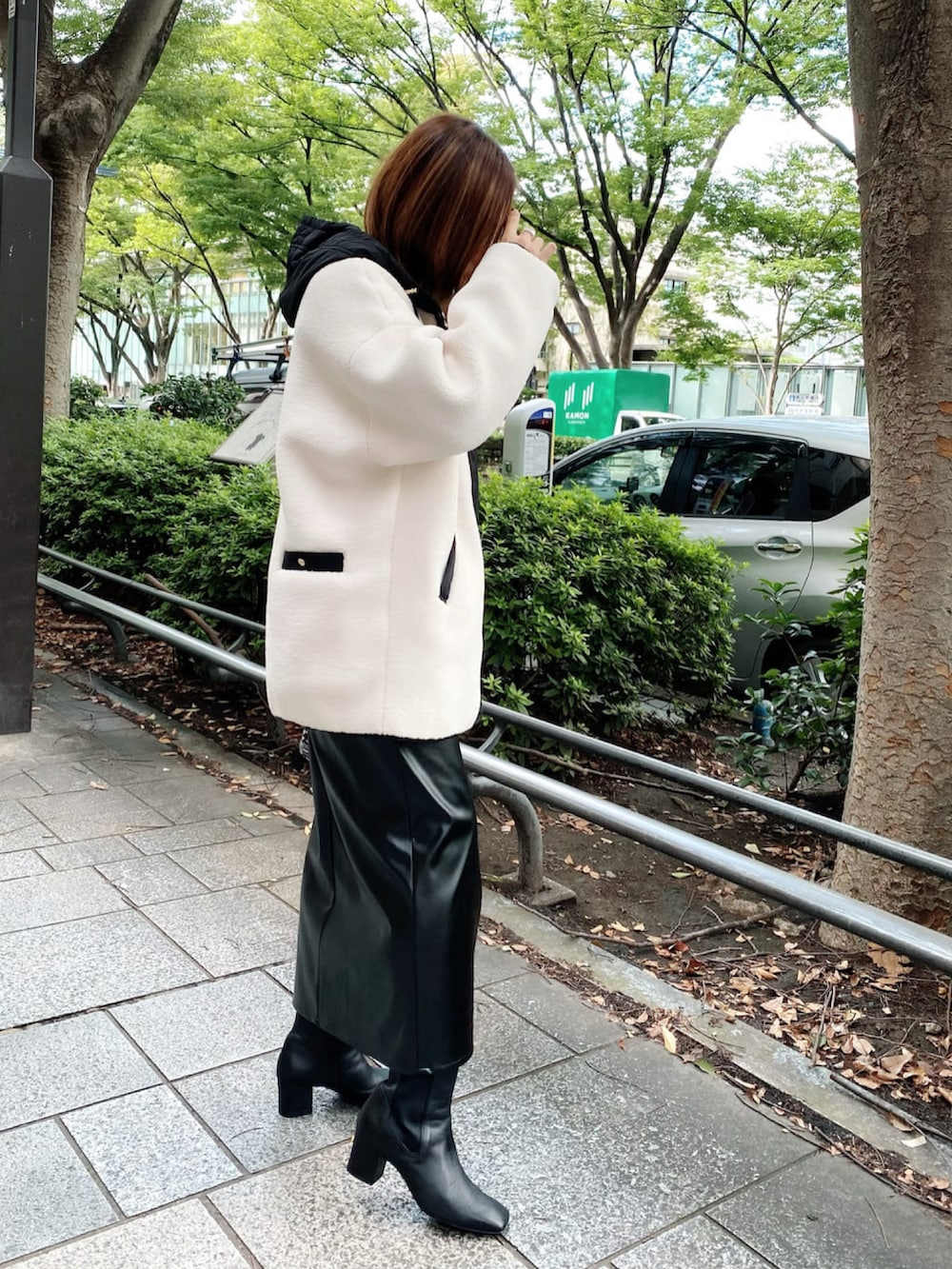 「秋冬コーデ、シンプルコーデ、お出かけコーデ、ゆるコーデ、オトナカワイイ、大人カジュアル、スカート、ボア、ボアコート、ショートブーツ」｜「RIVE DROITEのラフな抜け感を演出/フードボアコート（その他アウター、ホワイト系）」を使った、AIさん（骨格ナチュラル・レディース・160cm）の秋コーディネートの2枚目の写真