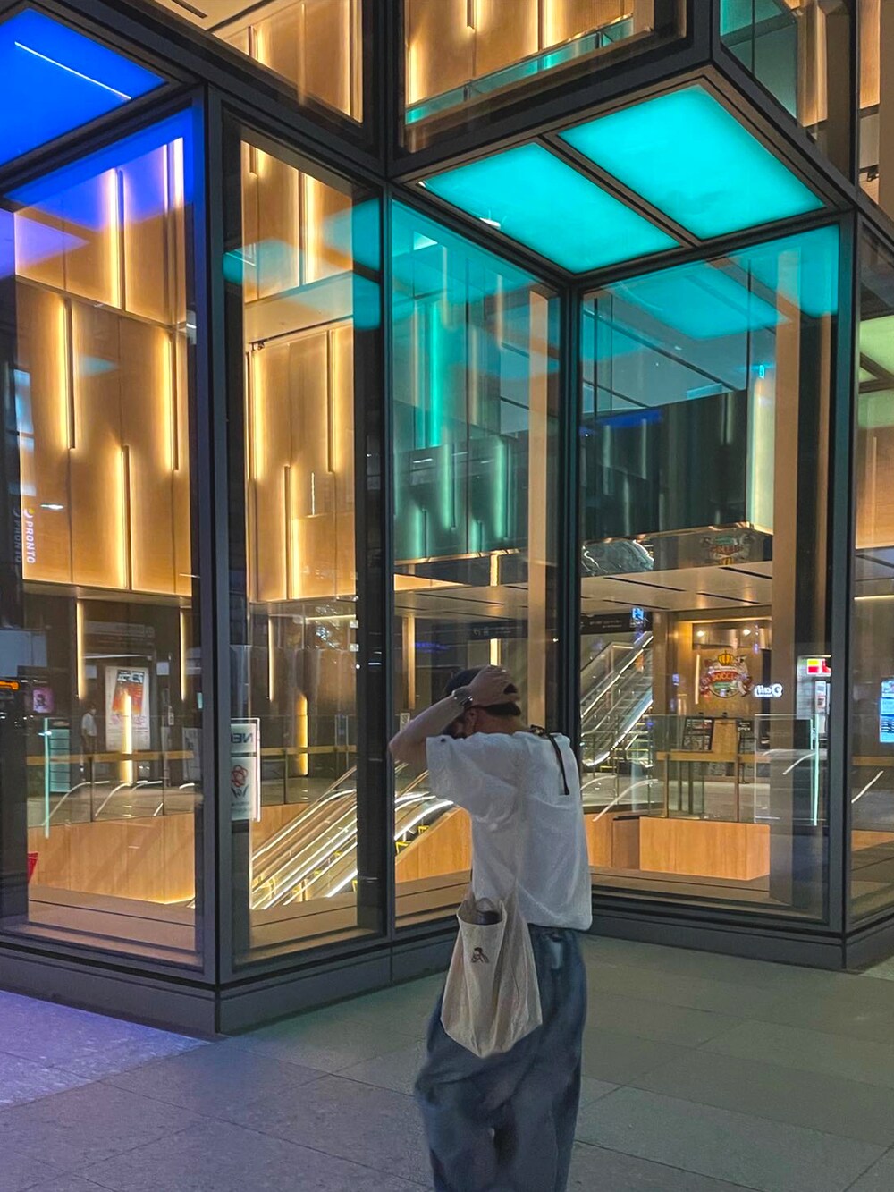 ホワイト系のTシャツ/カットソー、その他のデニムパンツ、ブラック系のサンダルを着用したメンズの夏コーディネートの2枚目の写真