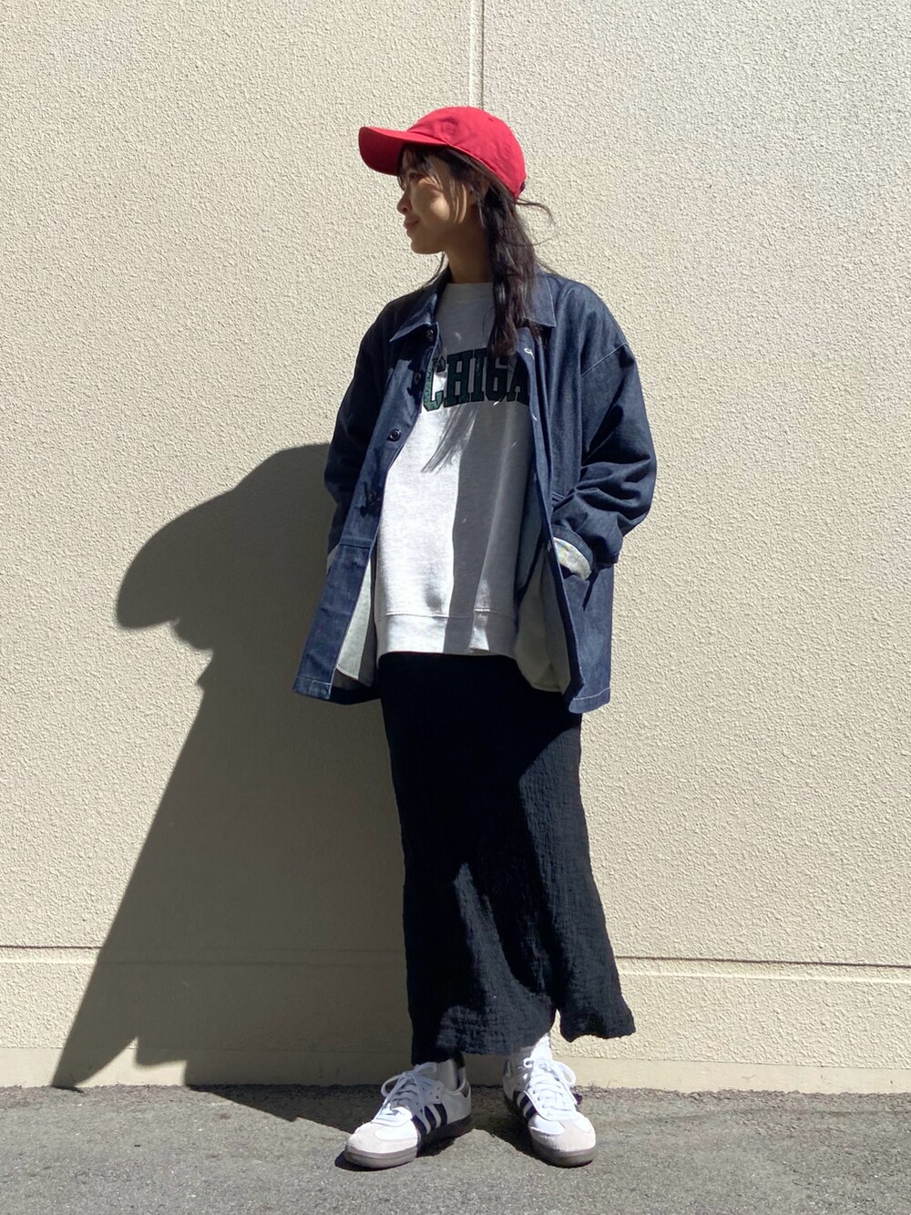 ブラック系のスカート、ホワイト系のスニーカー、ブラック系のシューズを着用したレディースの春コーディネートの3枚目の写真