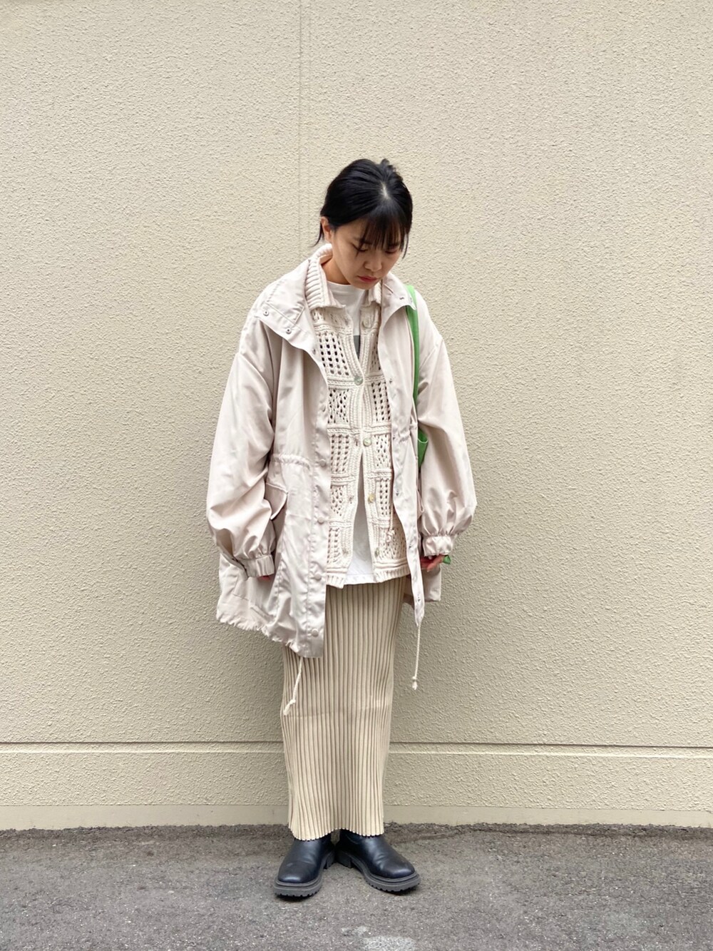 ホワイト系のニット/セーター、ベージュ系のスカートを着用したレディースの冬コーディネートの2枚目の写真