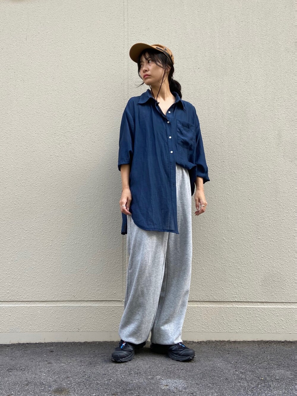 ブラック系のスニーカー、グレー系のパンツ、ブルー系のシャツ/ブラウスを着用したレディースの秋コーディネートの2枚目の写真