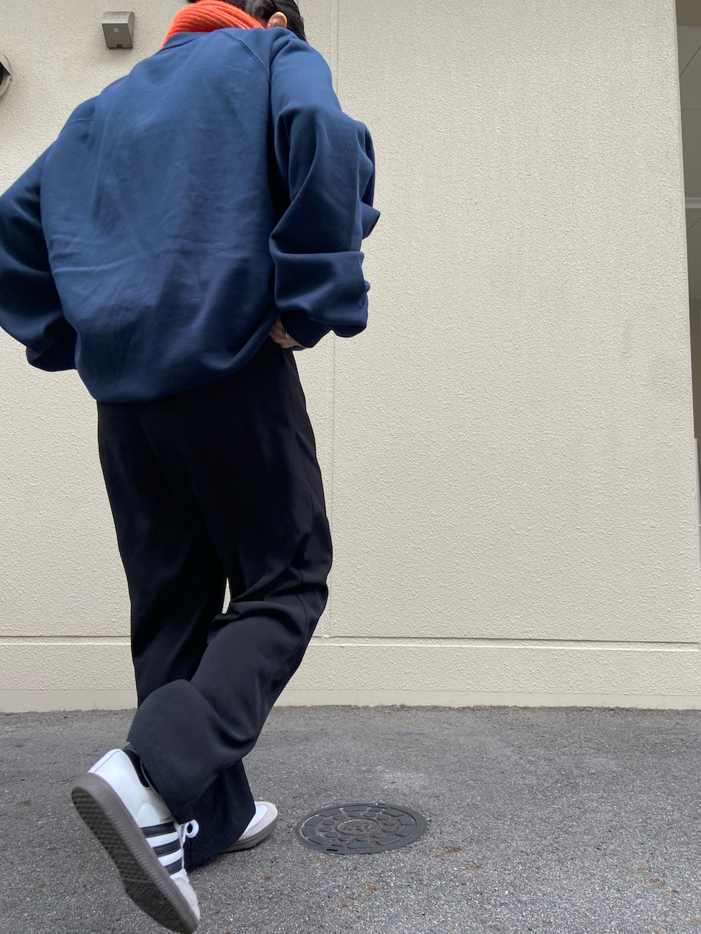 ブラック系のその他パンツ、ホワイト系のスニーカー、ブルー系のスウェットを着用したレディースの冬コーディネートの3枚目の写真