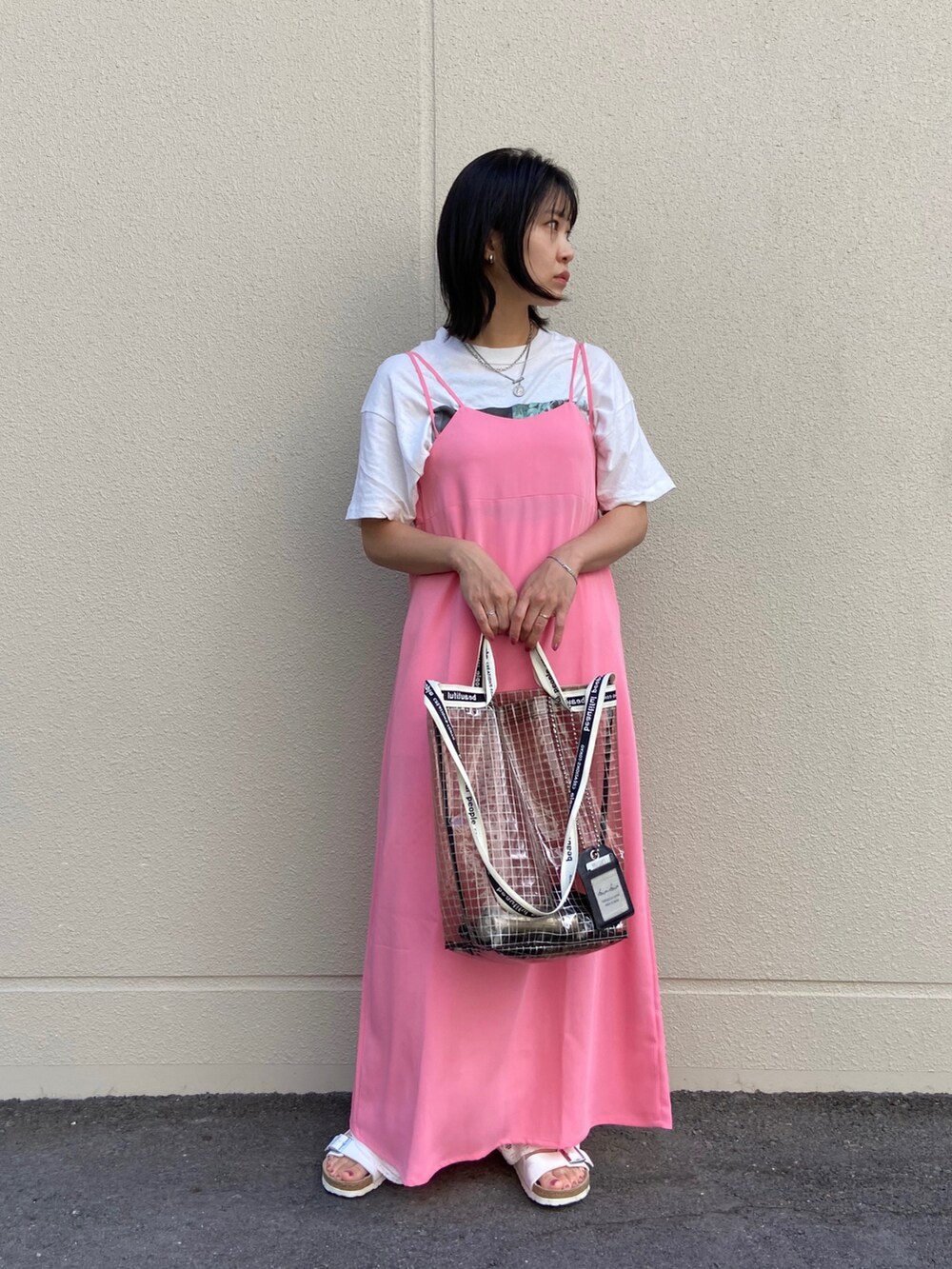 「白Tシャツ、ピンク、クリアバッグ、キャミワンピ、birkenstock、初夏コーデ、サンダル、レイヤードスタイル、ロングワンピース」｜「beautiful peopleのアイテム（ショルダーバッグ、ブラック系）」を使った、uno.さん（レディース・155cm）の夏コーディネートの3枚目の写真