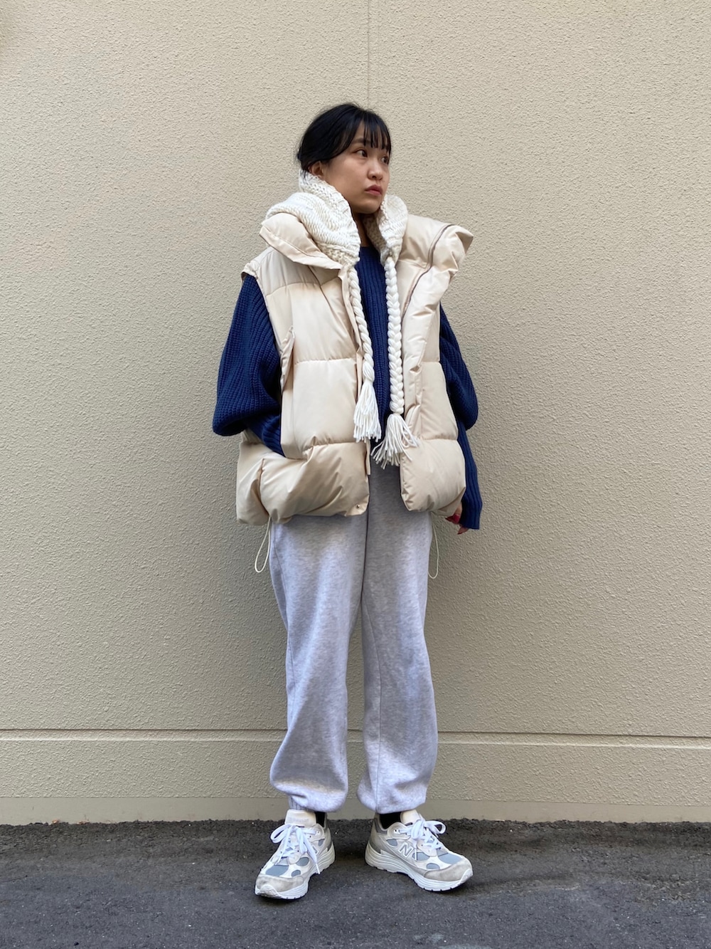 「休日コーデ、今日のコーデ、オーバーサイズ、低身長、ブルー、ニット、ダウンベスト、スニーカー、白スニーカー、スウェットパンツ、ストリート、冬コーデ、バラクラバ、アームウォーマー、マイベストコーデ2022」｜「NEW BALANCEのアイテム（スニーカー、ホワイト系）」を使った、uno.さん（レディース・155cm）の冬コーディネートの2枚目の写真