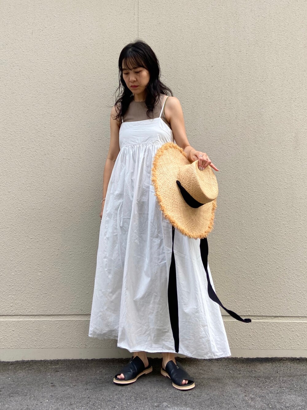 ブラック系のサンダル、ホワイト系のワンピース、ブラック系のタンクトップを着用したレディースの夏コーディネートの2枚目の写真