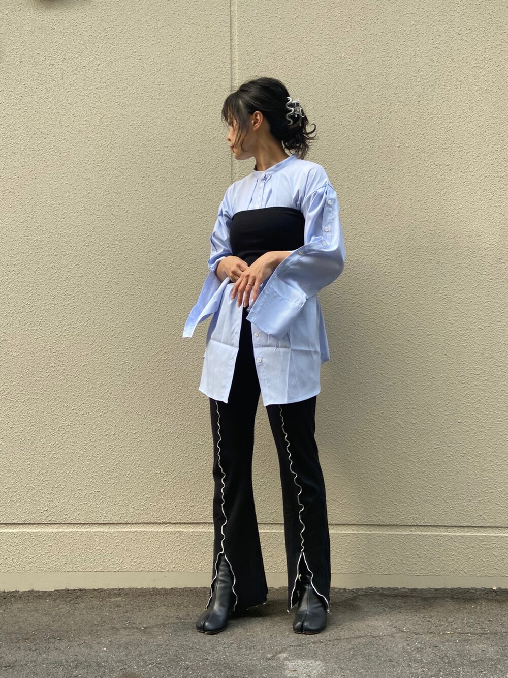 ブルー系のシャツ/ブラウス、ブラック系のチューブトップ、ブラック系のその他パンツを着用したレディースの春コーディネートの2枚目の写真