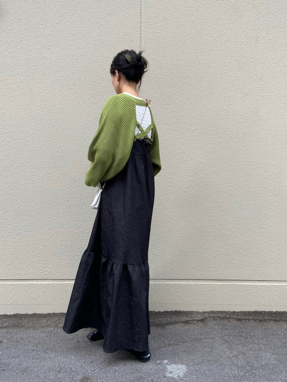 ホワイト系のTシャツ/カットソー、グリーン系のカーディガン/ボレロ、ホワイト系のハンドバッグを着用したレディースの秋コーディネートの2枚目の写真