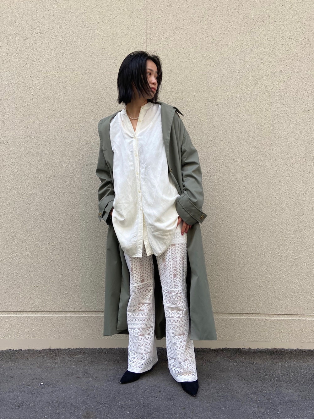 ホワイト系のその他パンツ、ホワイト系のシャツ/ブラウス、グリーン系のステンカラーコートを着用したレディースの春コーディネートの2枚目の写真