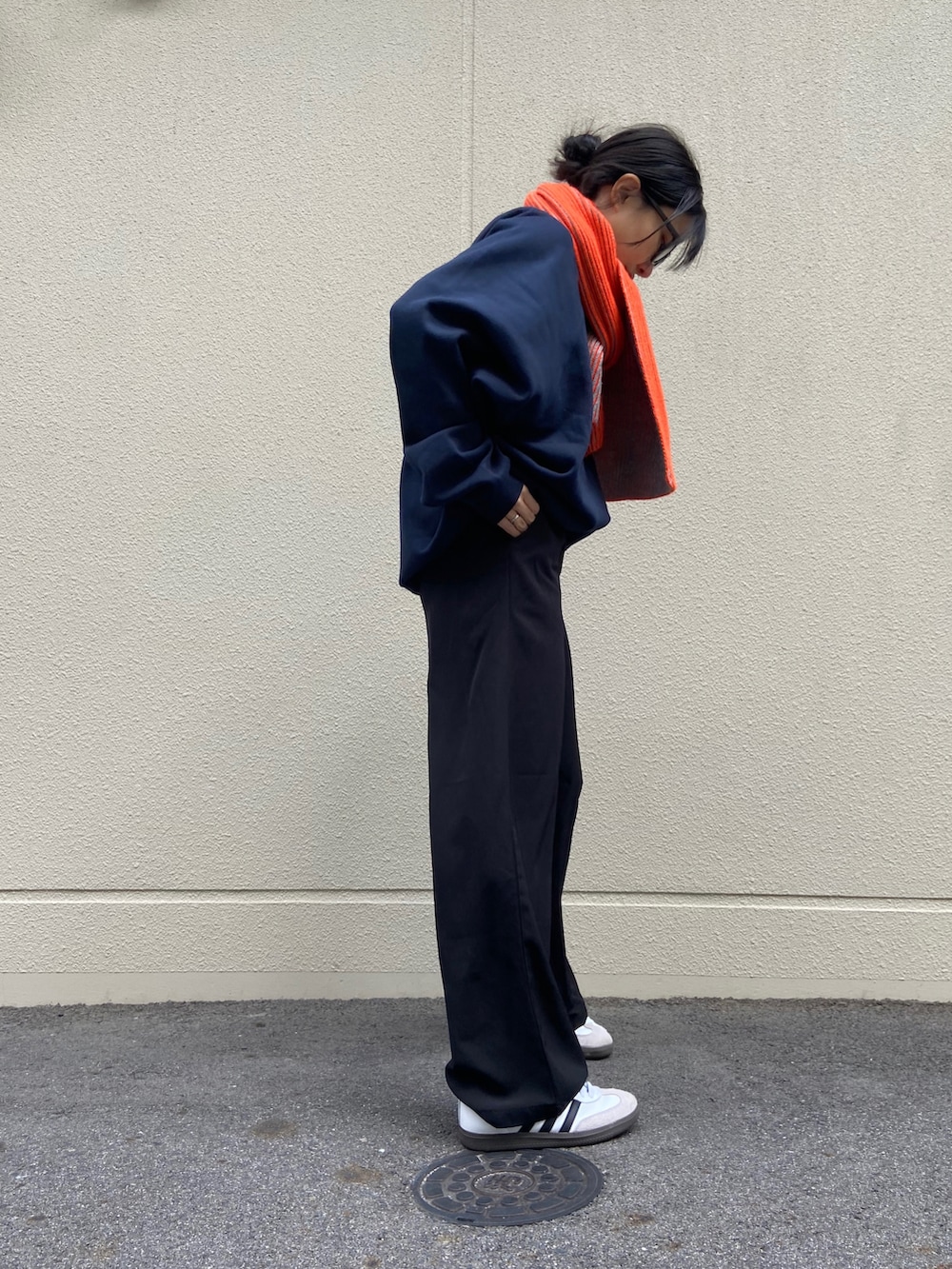 ブラック系のその他パンツ、ホワイト系のスニーカー、ブルー系のスウェットを着用したレディースの冬コーディネートの2枚目の写真