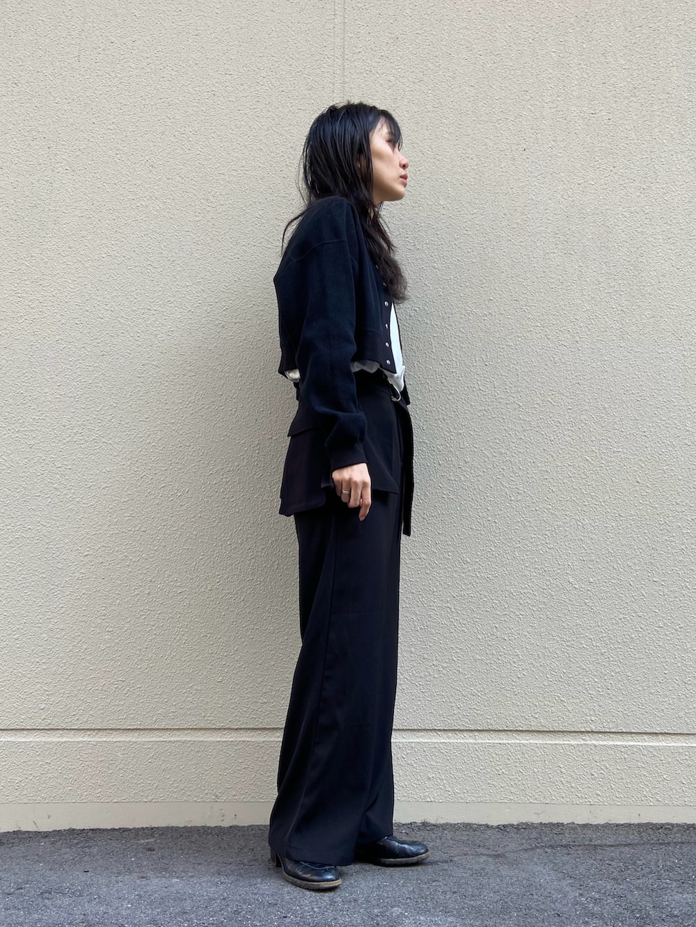 ブラック系のその他パンツ、ブラック系のカーディガン/ボレロ、ブラック系のローファーを着用したレディースの冬コーディネートの2枚目の写真