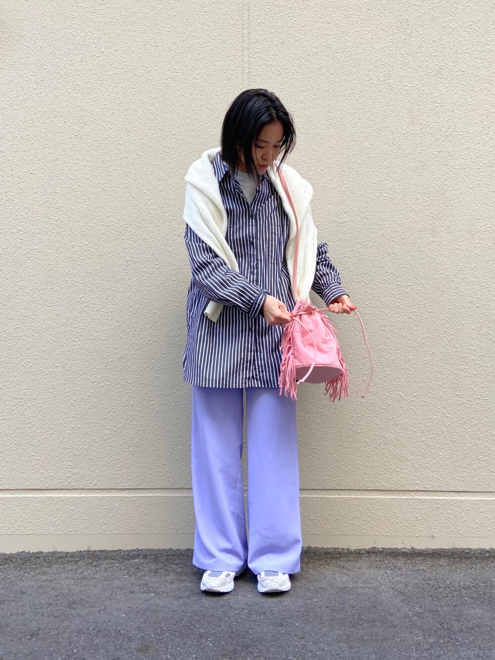 パープル系のスラックス、ホワイト系のスニーカー、ブラック系のシャツ/ブラウスを着用したレディースの冬コーディネートの2枚目の写真